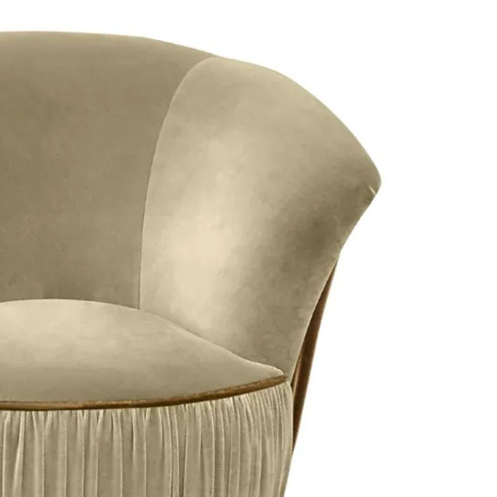 Elegante e regale, la Contessa regna sovrana anche nei design più lussuosi. La sua schiena a ventaglio ricorda i colletti reali di cui si fregiavano le altezze del passato. La sua figura di donna è ricoperta da un tessuto imbottito.

Materiali e