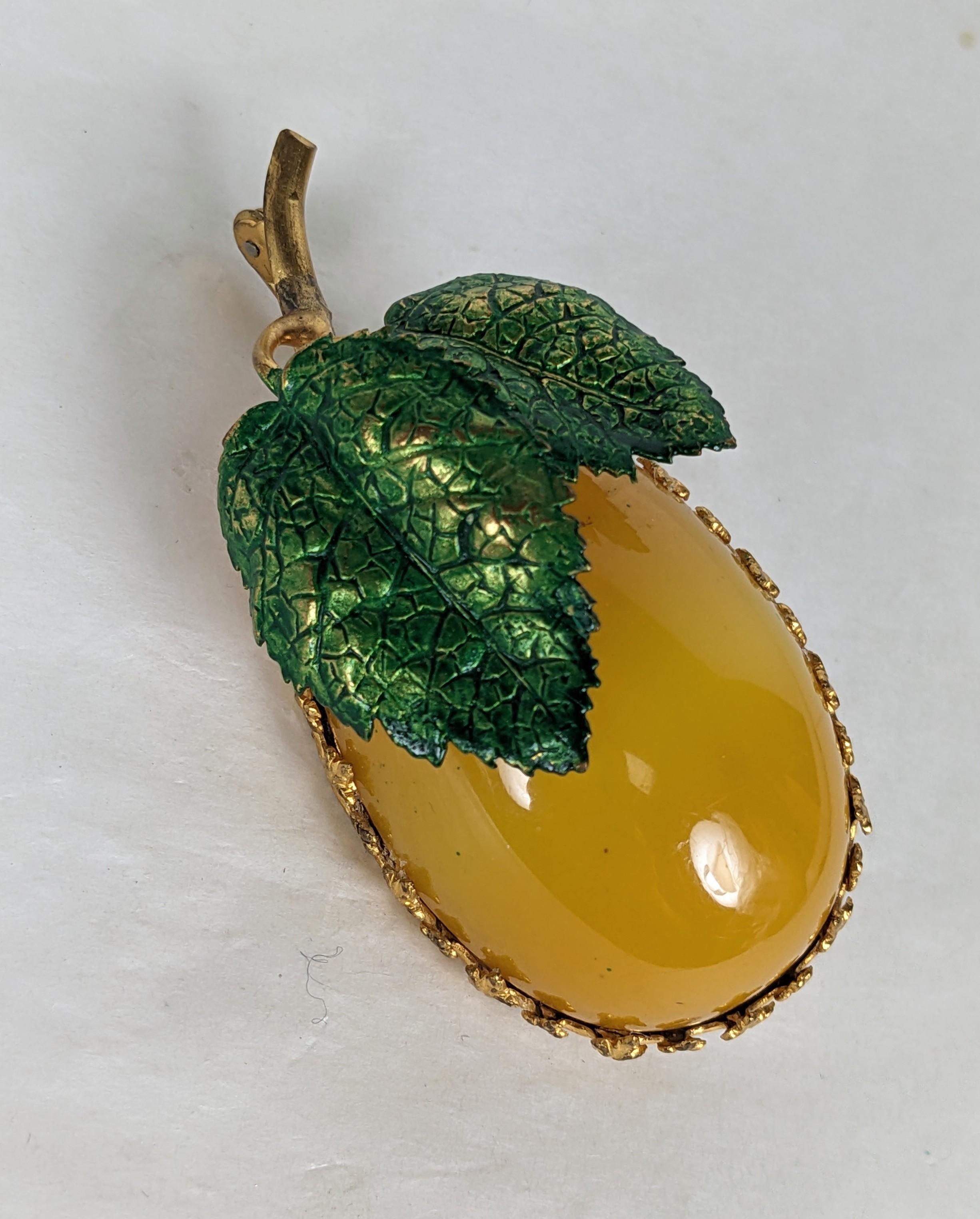 Countess Cis Bakelite Plum Brooch In Excellent Condition For Sale In New York, NY