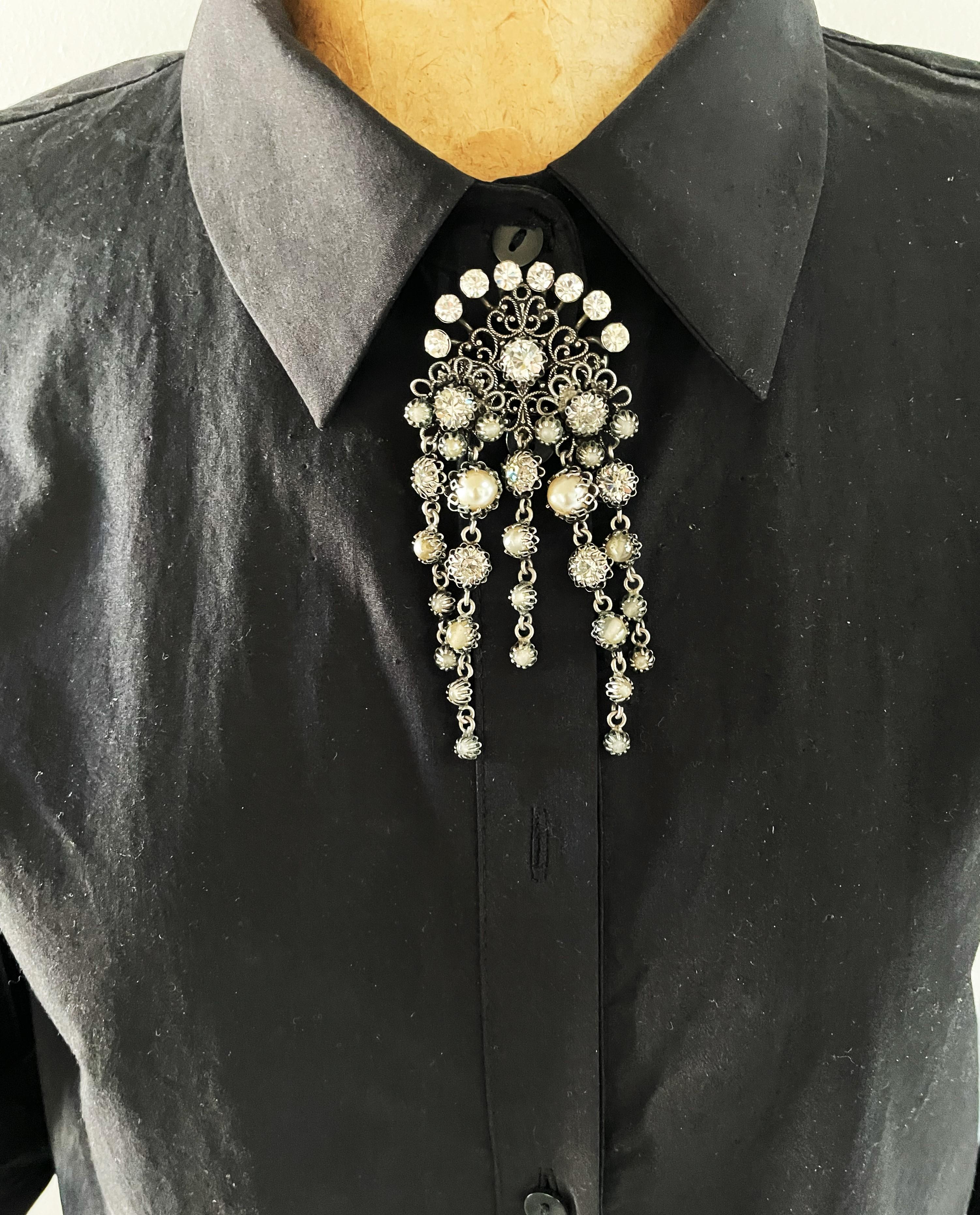 Broche comtesse Zoltovska signée CIS, strasss et fausses perles, années 1950 Pour femmes en vente