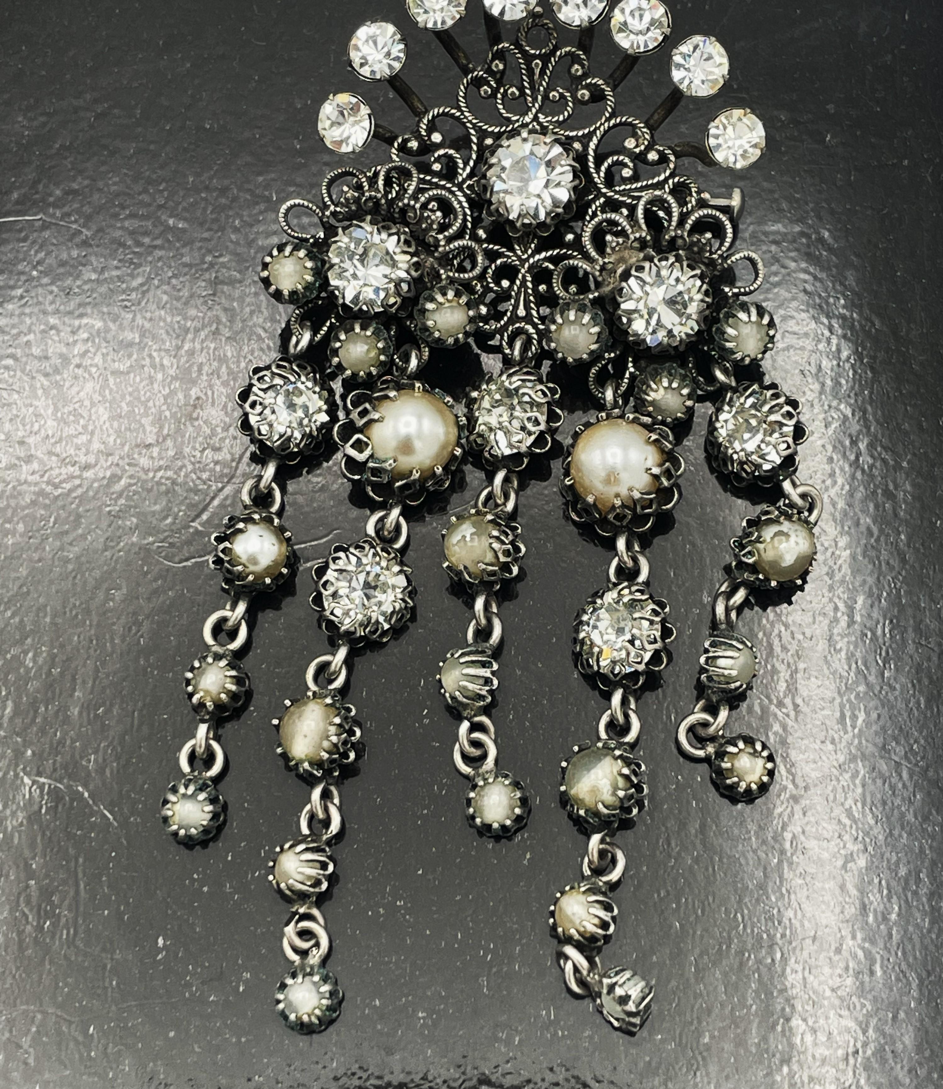 Broche comtesse Zoltovska signée CIS, strasss et fausses perles, années 1950 en vente 1