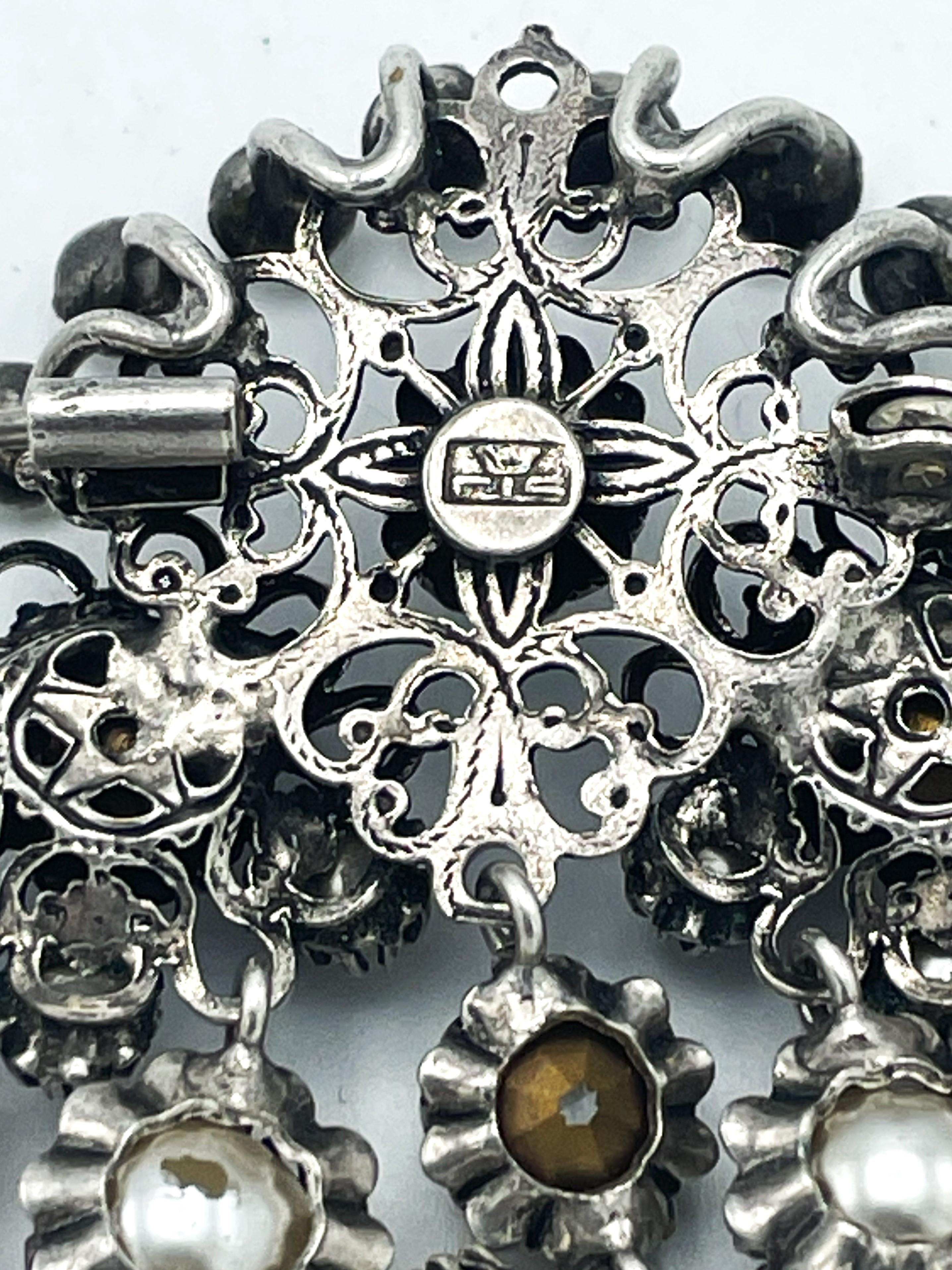 Broche comtesse Zoltovska signée CIS, strasss et fausses perles, années 1950 en vente 2