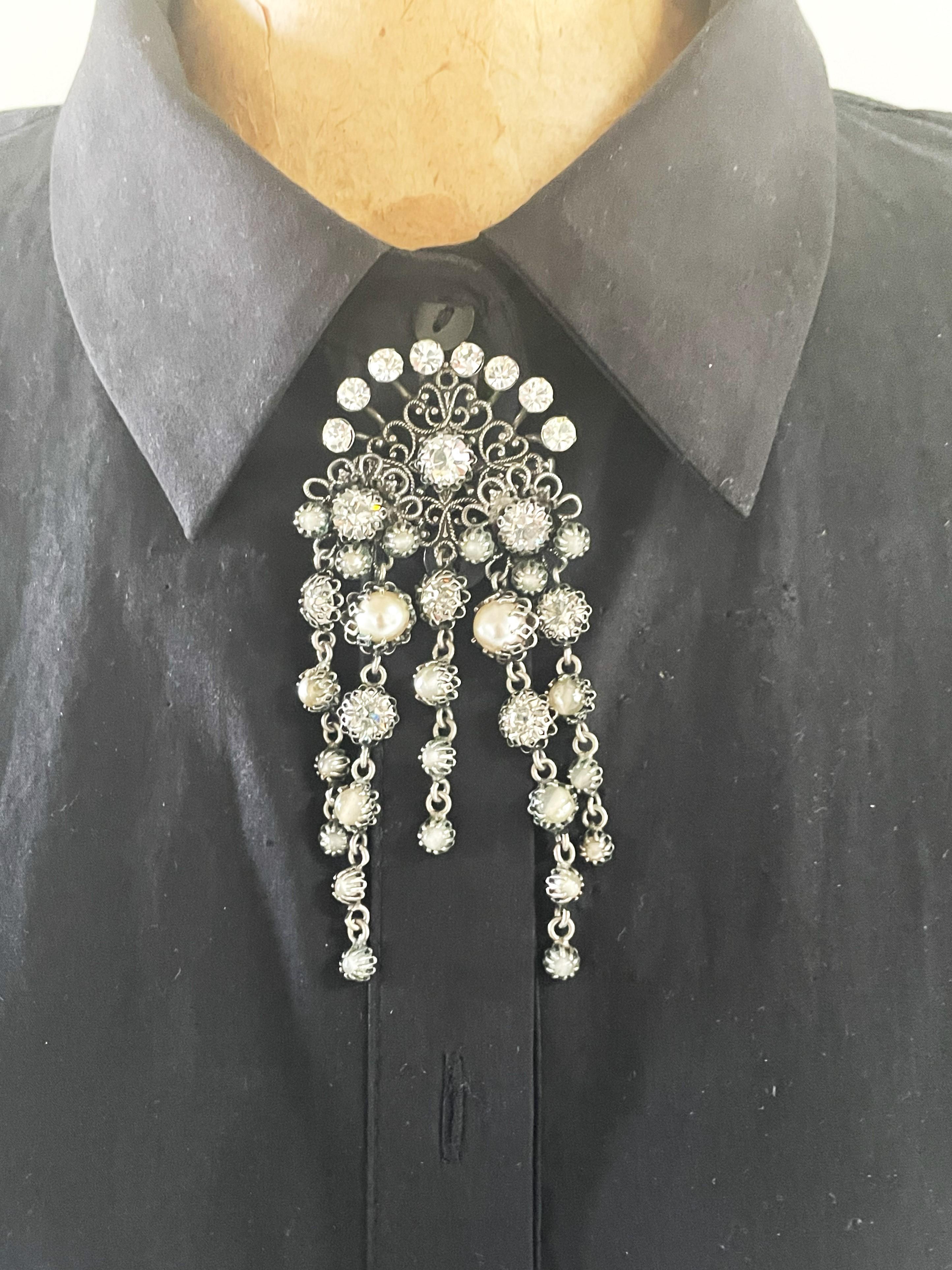 Broche comtesse Zoltovska signée CIS, strasss et fausses perles, années 1950 en vente 3