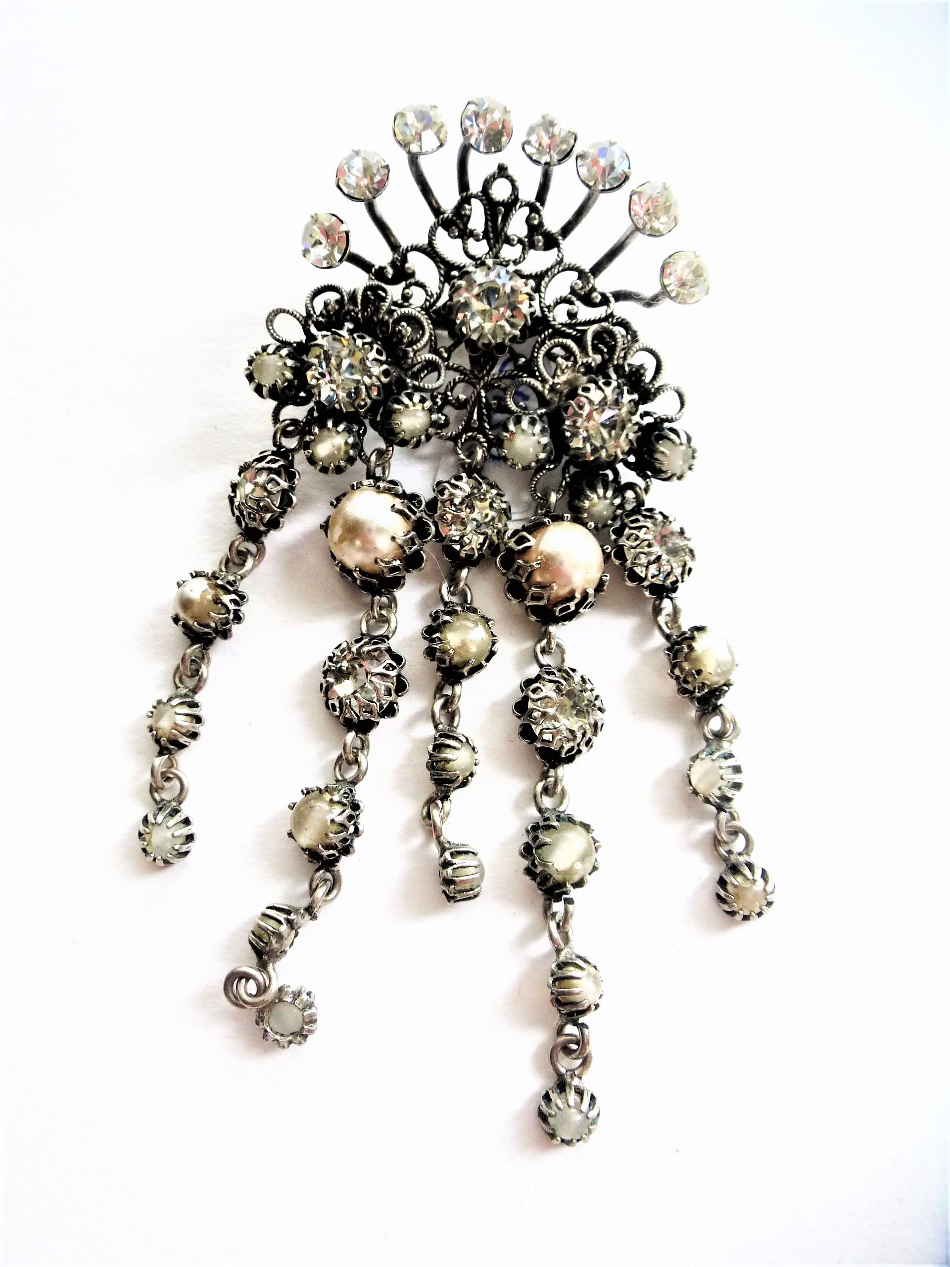 Broche comtesse Zoltovska signée CIS, strasss et fausses perles, années 1950 en vente 4