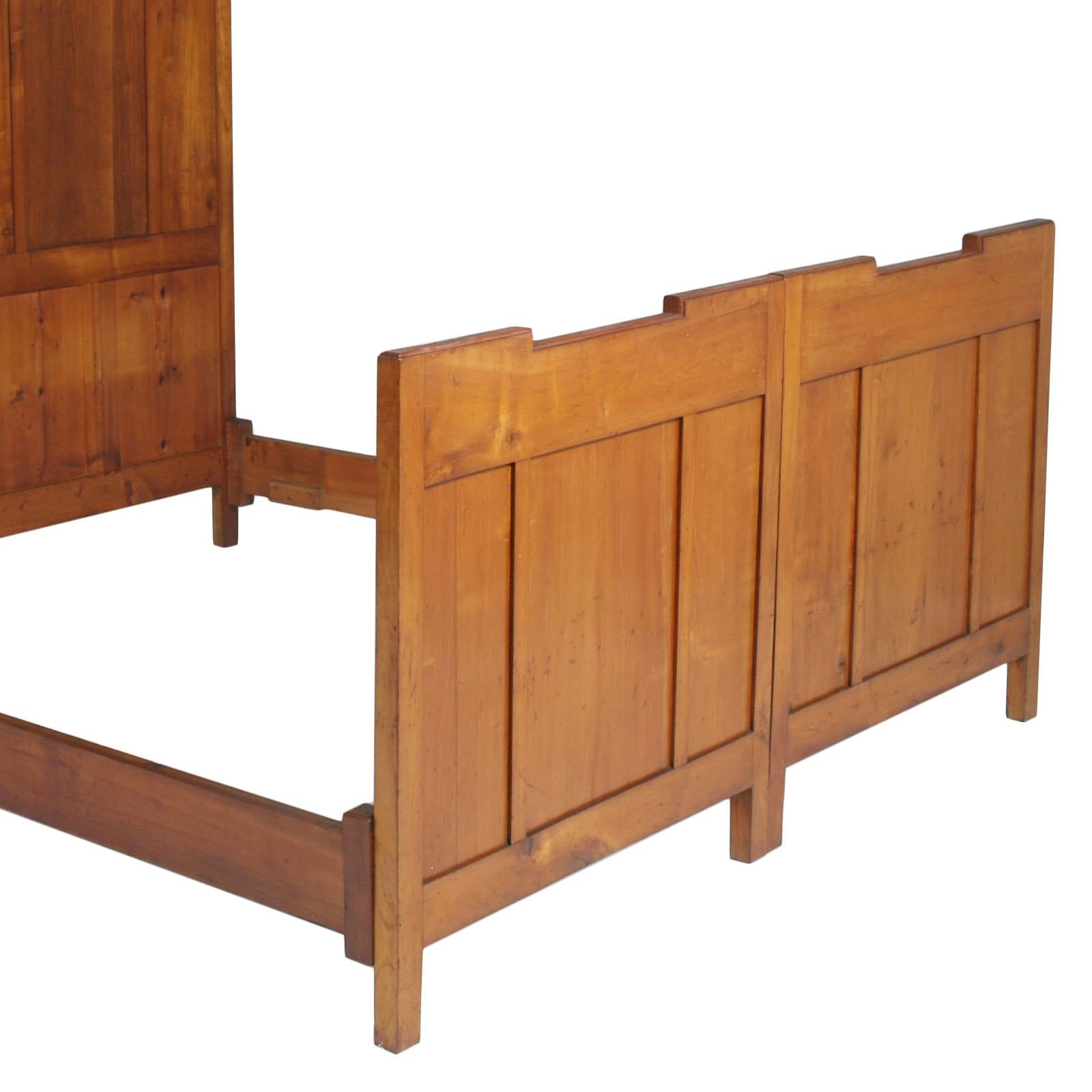 Country 1920s Antique Italian Art Deco, Twin Beds, Double Bed, in Cherry Wood In Good Condition In Vigonza, Padua