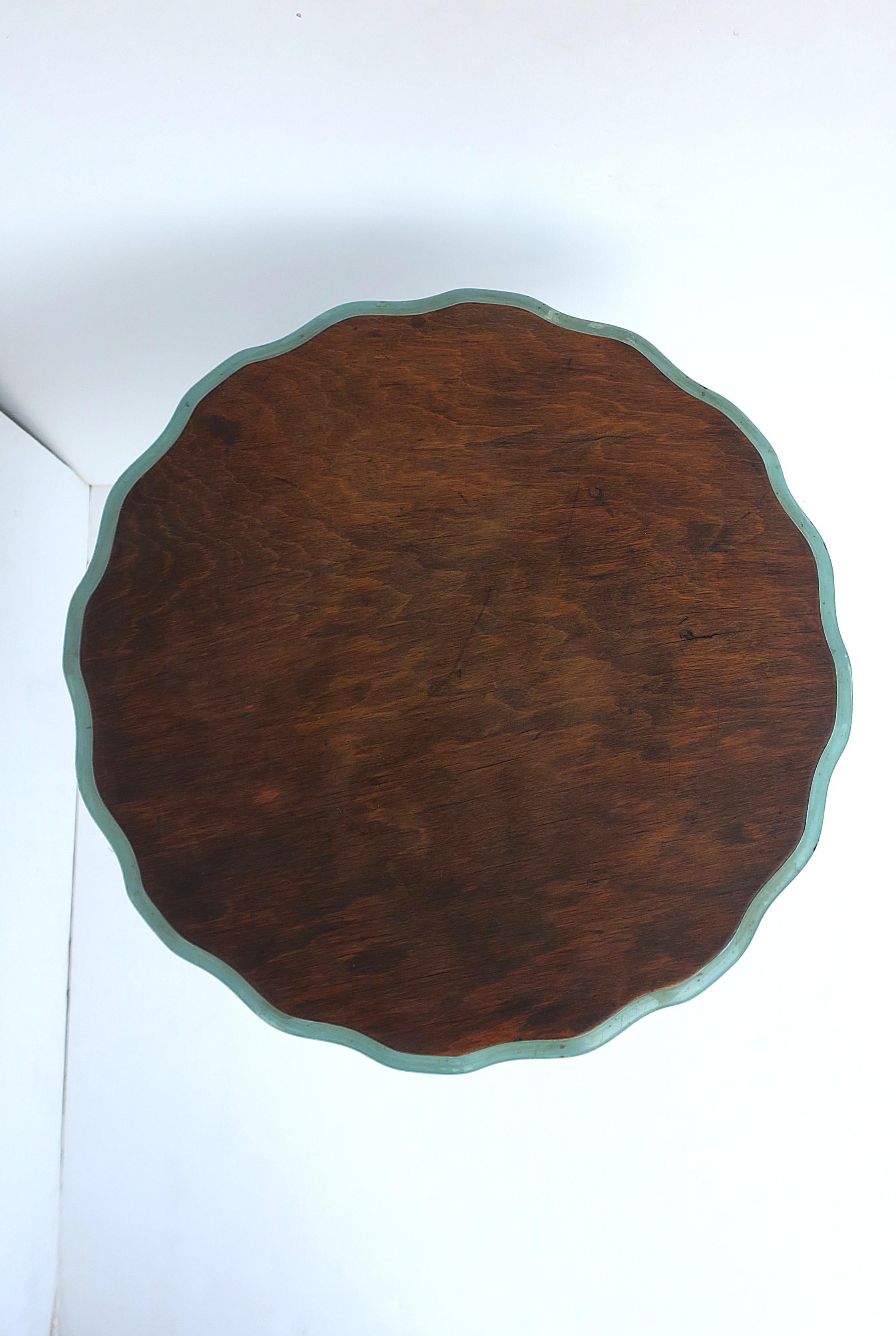 Table d'appoint ou d'appoint rustique avec plateau festonné en vente 4
