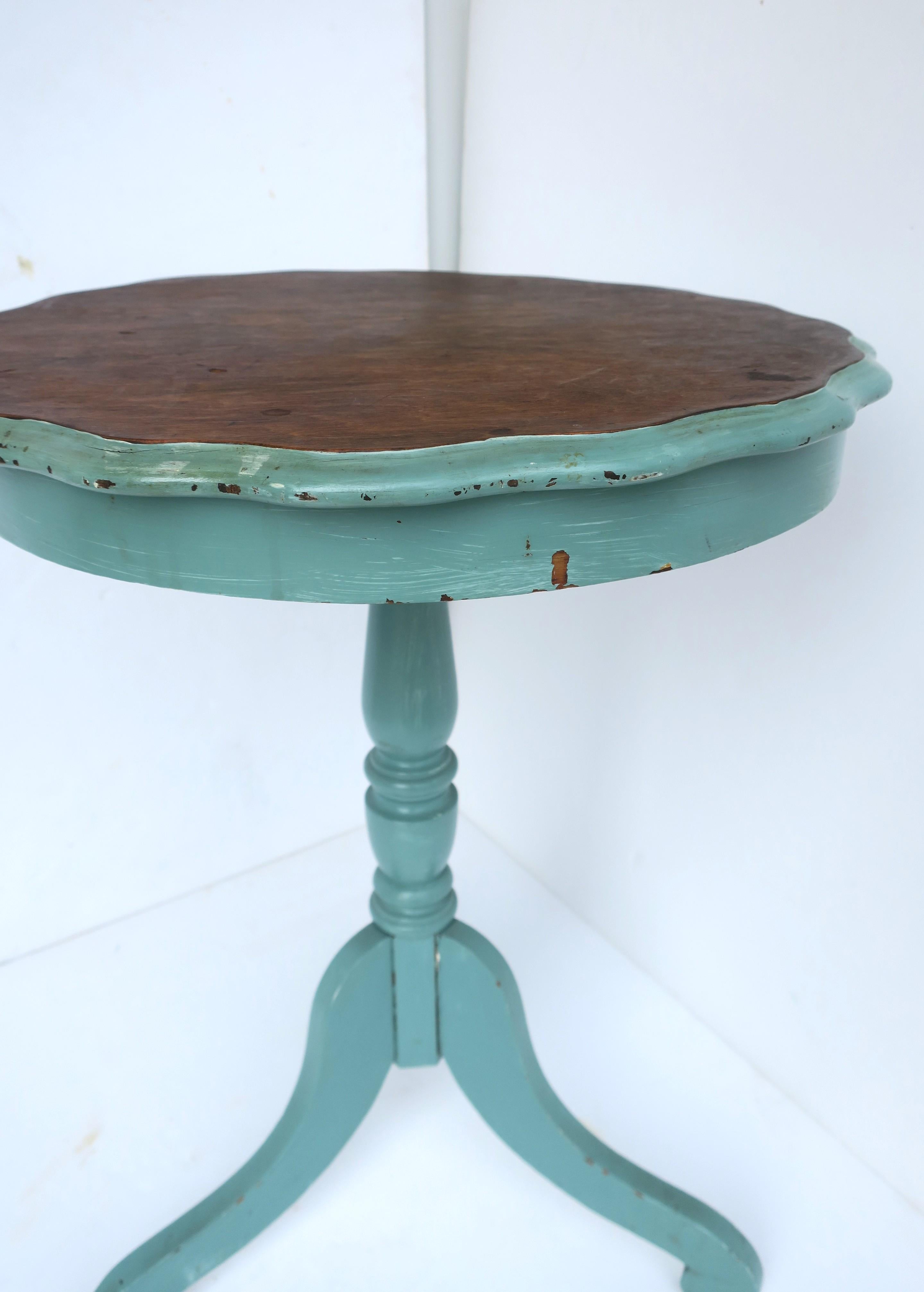 Table d'appoint ou d'appoint rustique avec plateau festonné en vente 5