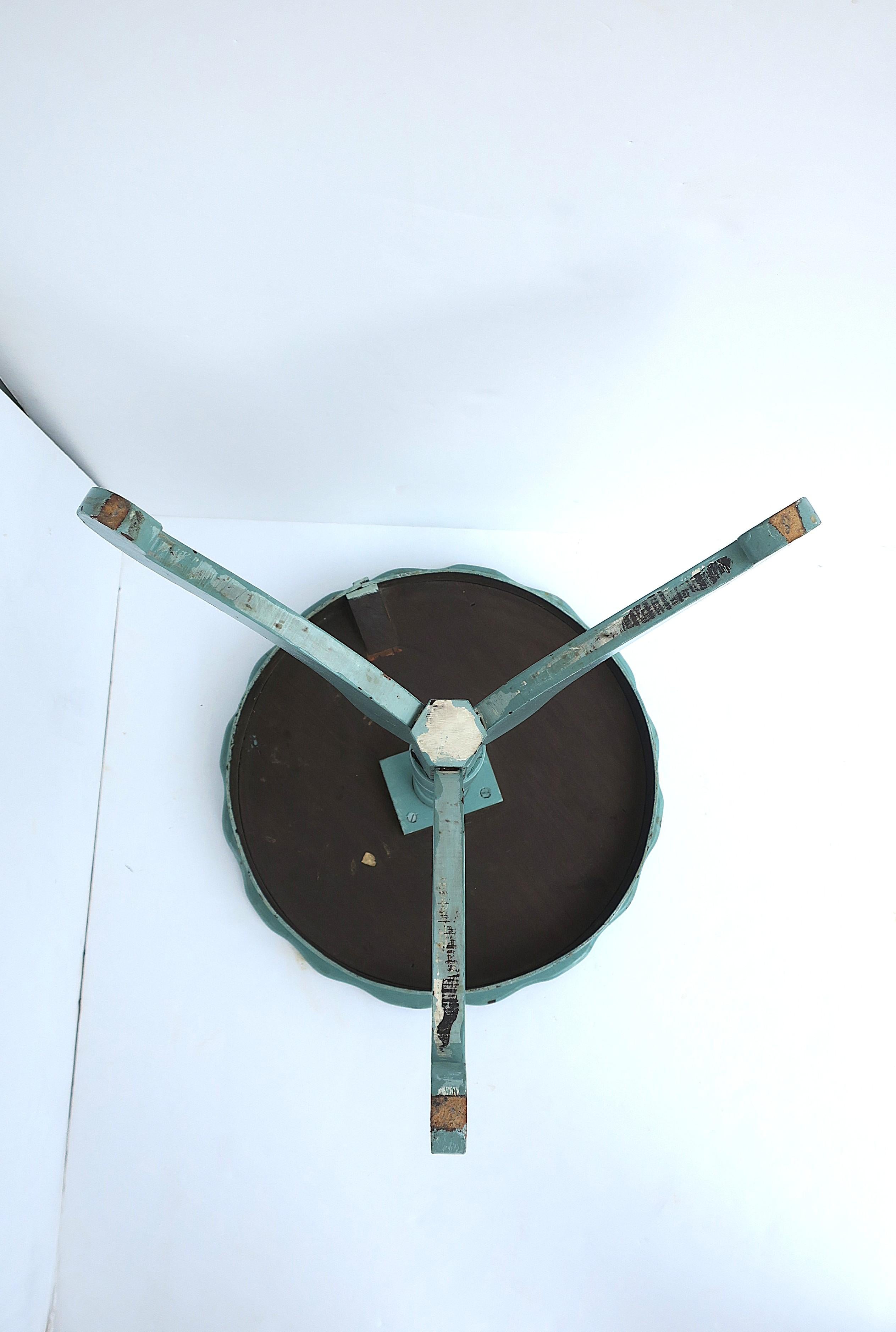 Table d'appoint ou d'appoint rustique avec plateau festonné en vente 7