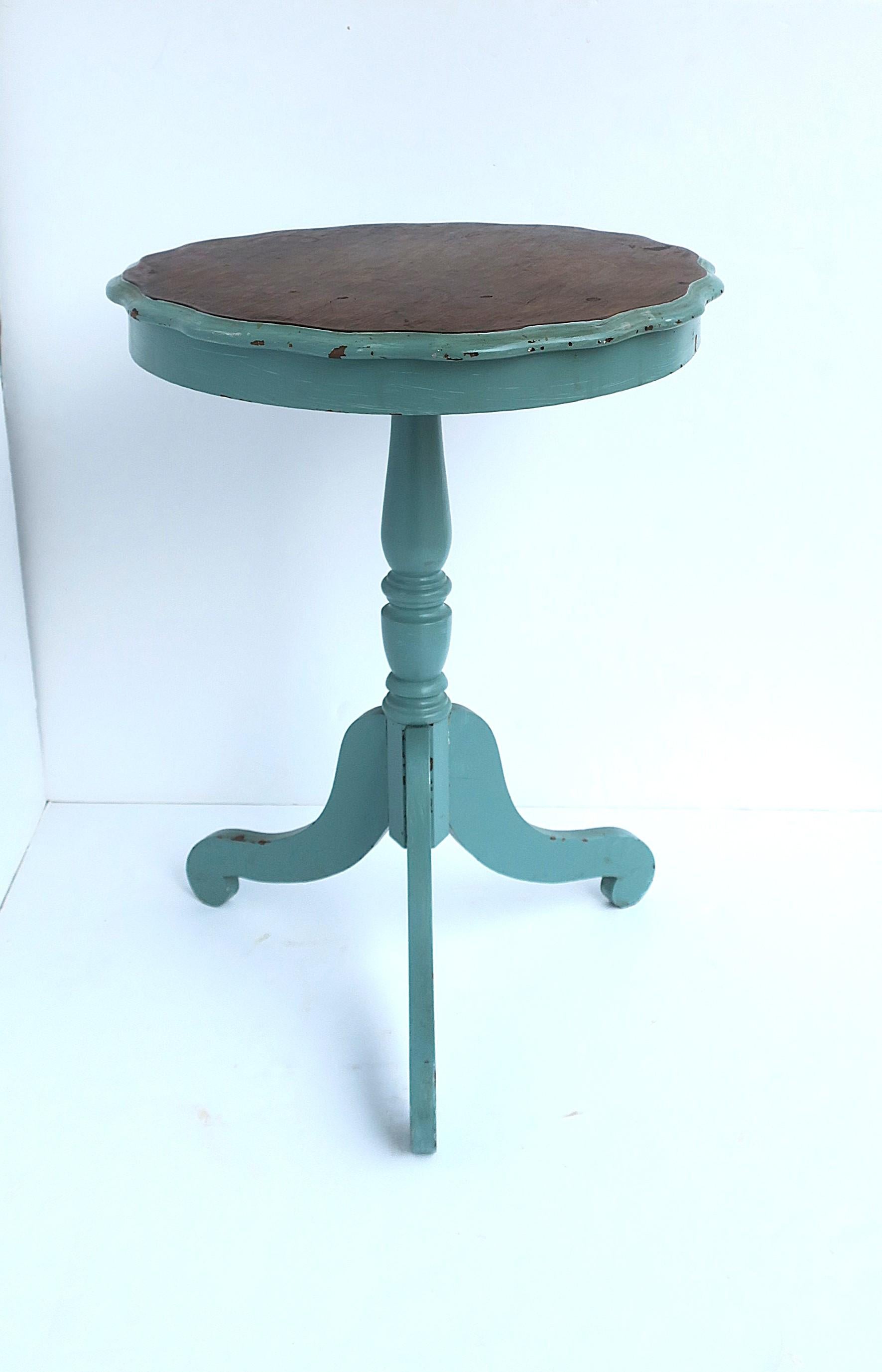 Country Table d'appoint ou d'appoint rustique avec plateau festonné en vente