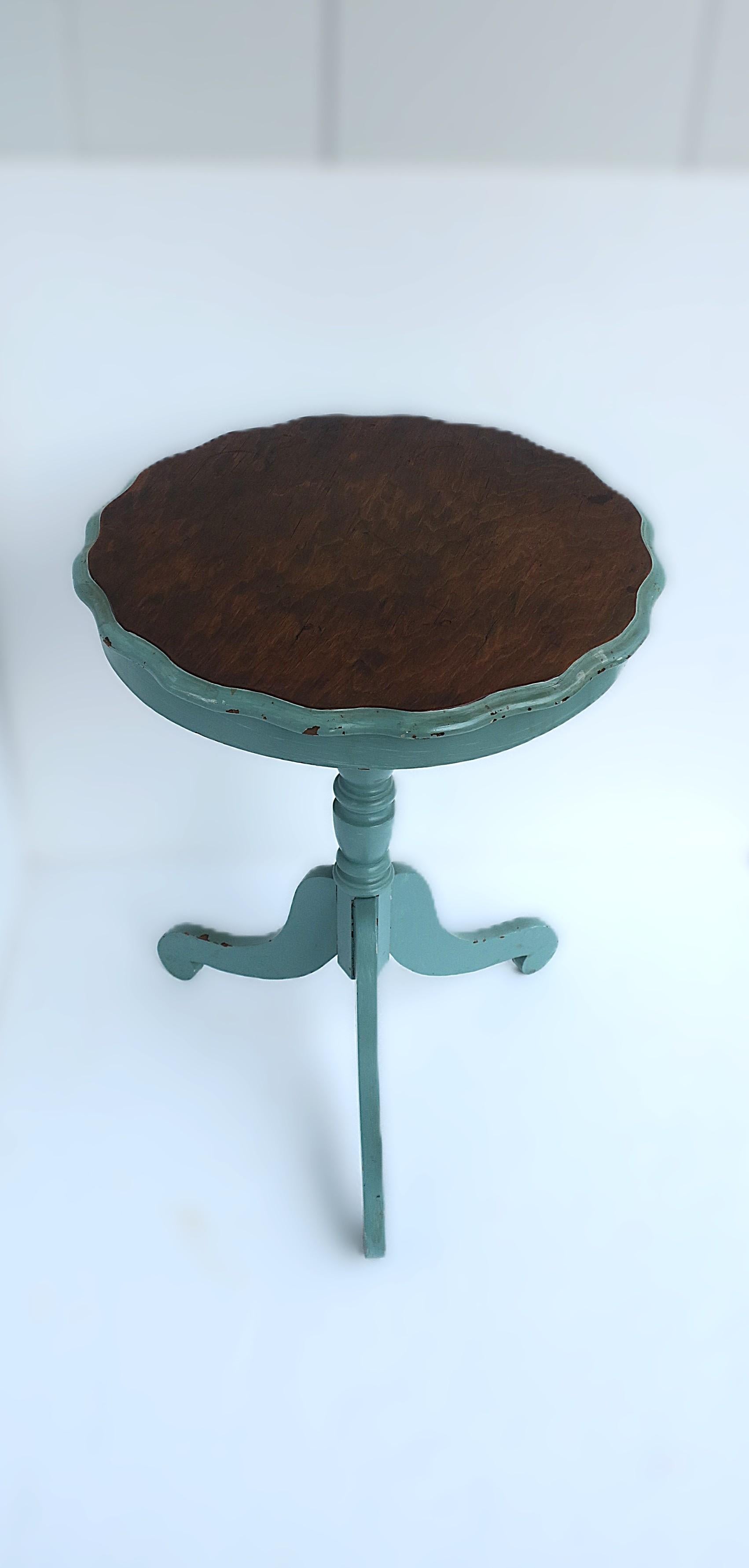 Table d'appoint ou d'appoint rustique avec plateau festonné Bon état - En vente à New York, NY