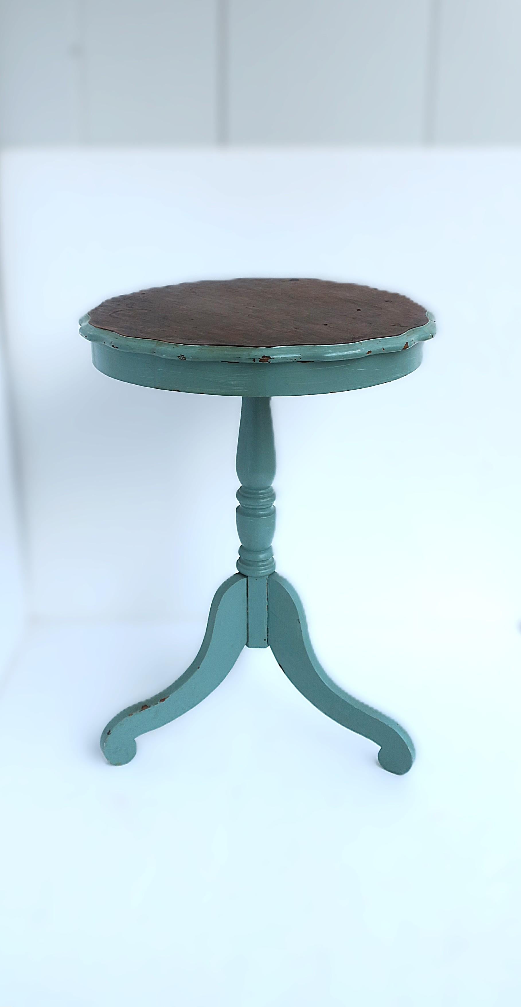 20ième siècle Table d'appoint ou d'appoint rustique avec plateau festonné en vente