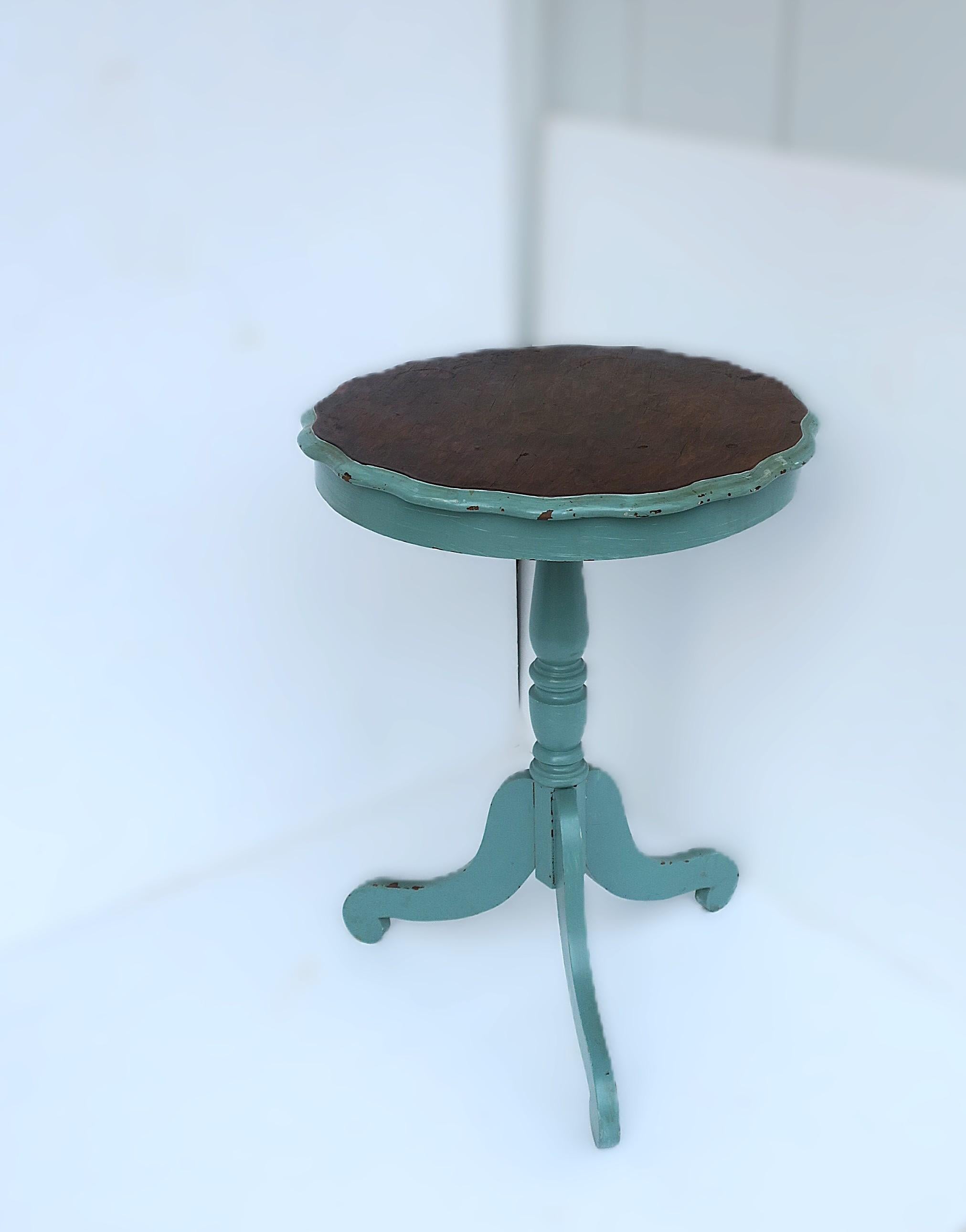 Bois Table d'appoint ou d'appoint rustique avec plateau festonné en vente