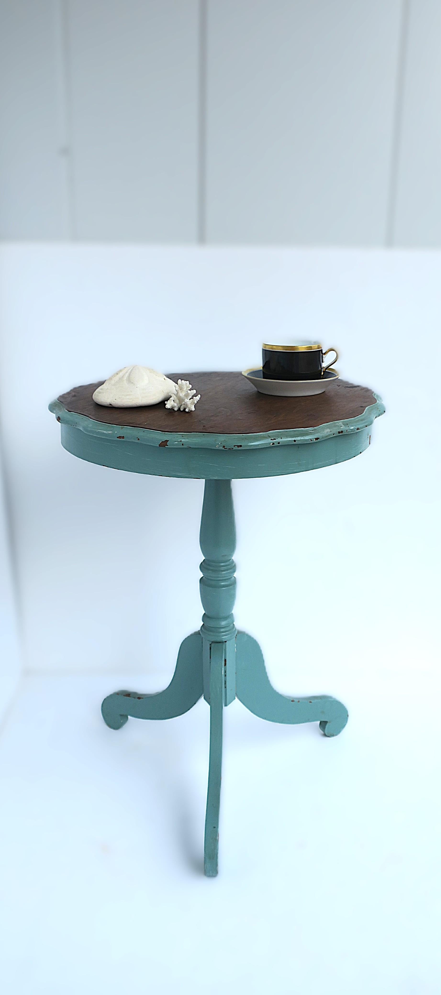 Table d'appoint ou d'appoint rustique avec plateau festonné en vente 1