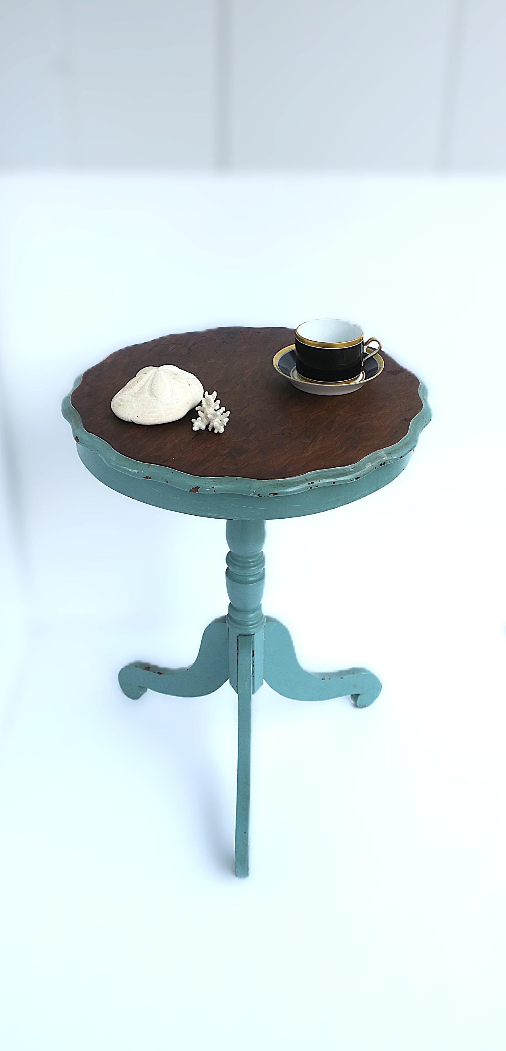 Table d'appoint ou d'appoint rustique avec plateau festonné en vente 2
