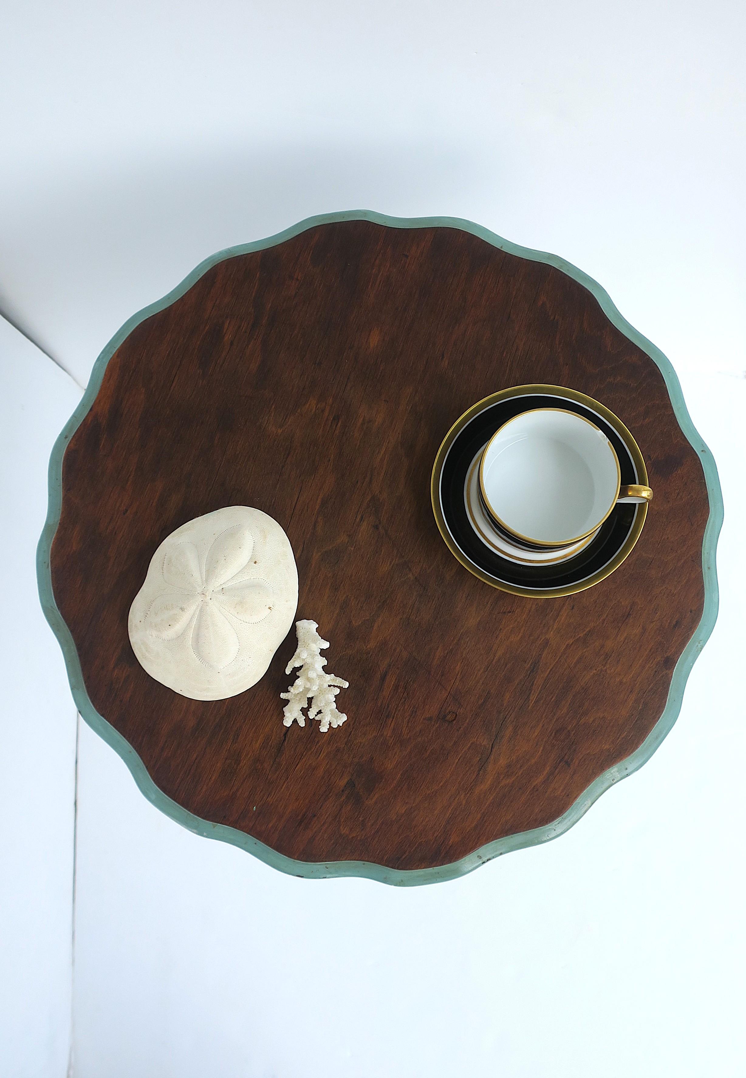 Table d'appoint ou d'appoint rustique avec plateau festonné en vente 3