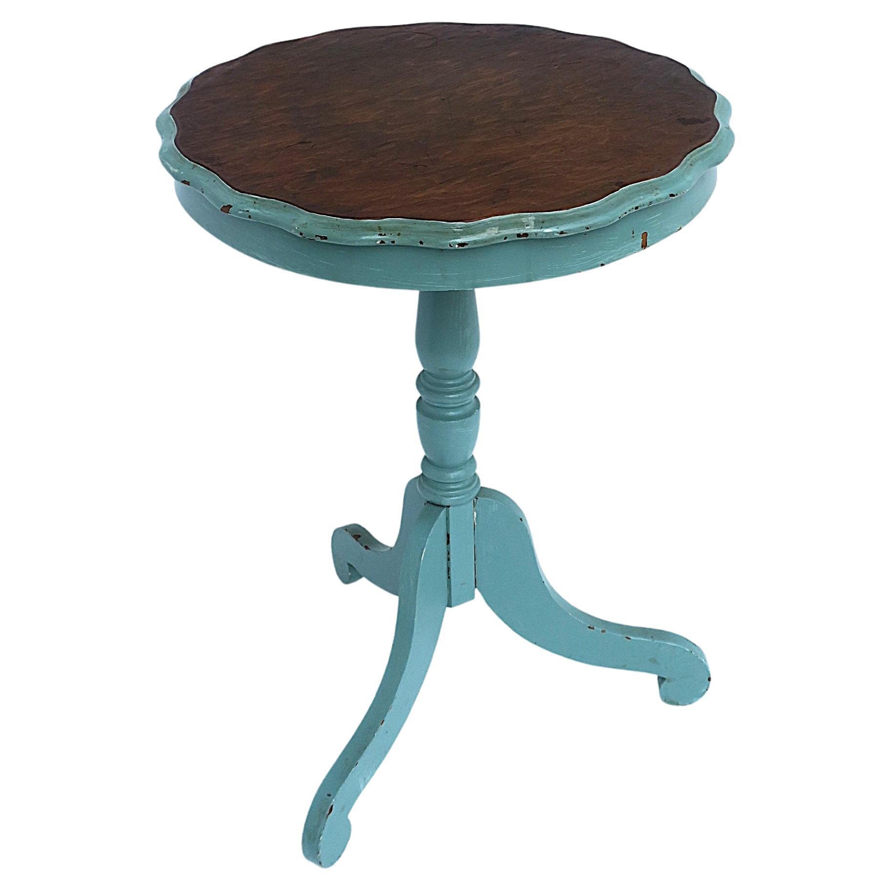 Table d'appoint ou d'appoint rustique avec plateau festonné en vente