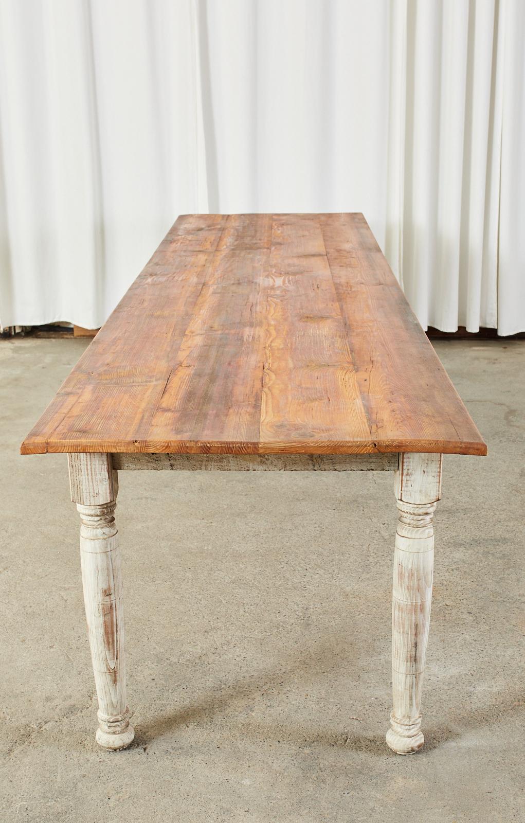 20ième siècle Table de salle à manger de ferme en pin peint, États-Unis en vente