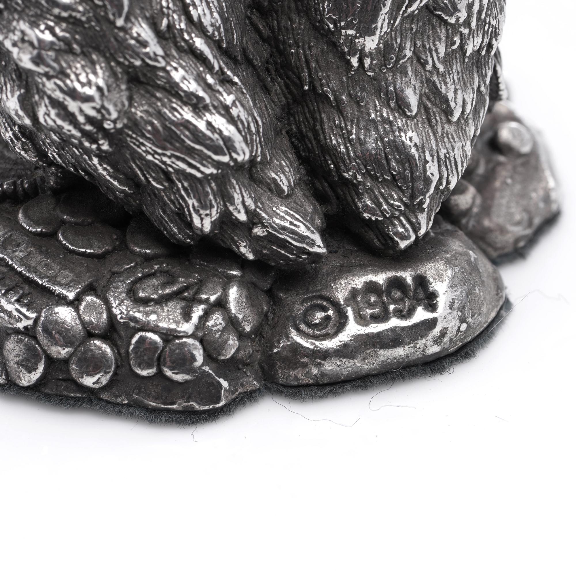 Questa è una statuetta creata da Country Artistics con una coppia di anatre. La statuetta è realizzata in argento pieno ed è stata prodotta nel 1994. Il disegno cattura i dettagli delle anatre, con piume strutturate e una posa realistica,