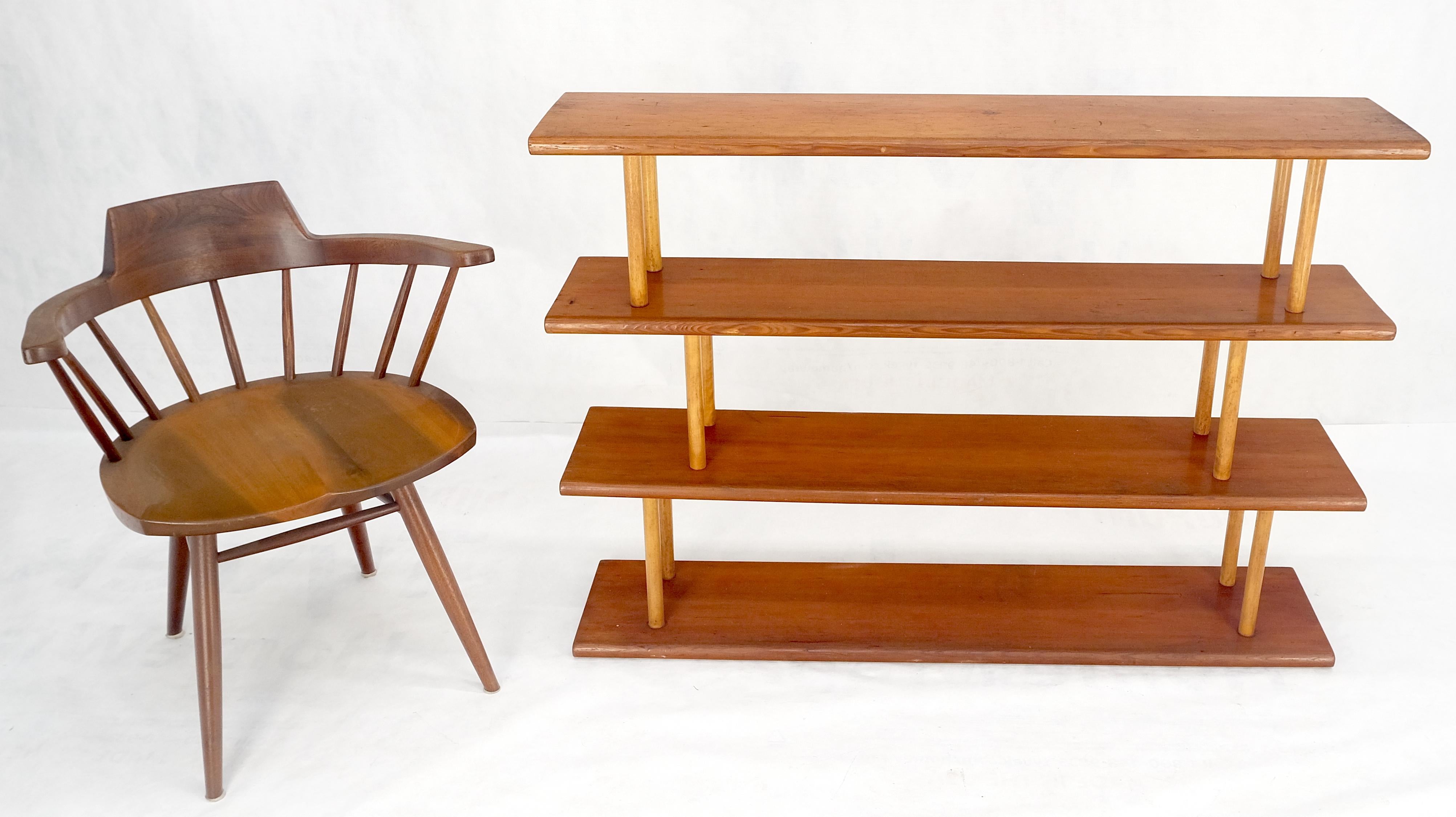 Country Arts & Crafts-Stil ca. 1960er Jahre Rote Zedernholz-Wandregale im Landhausstil auf Dowels Bücherregal im Angebot 3