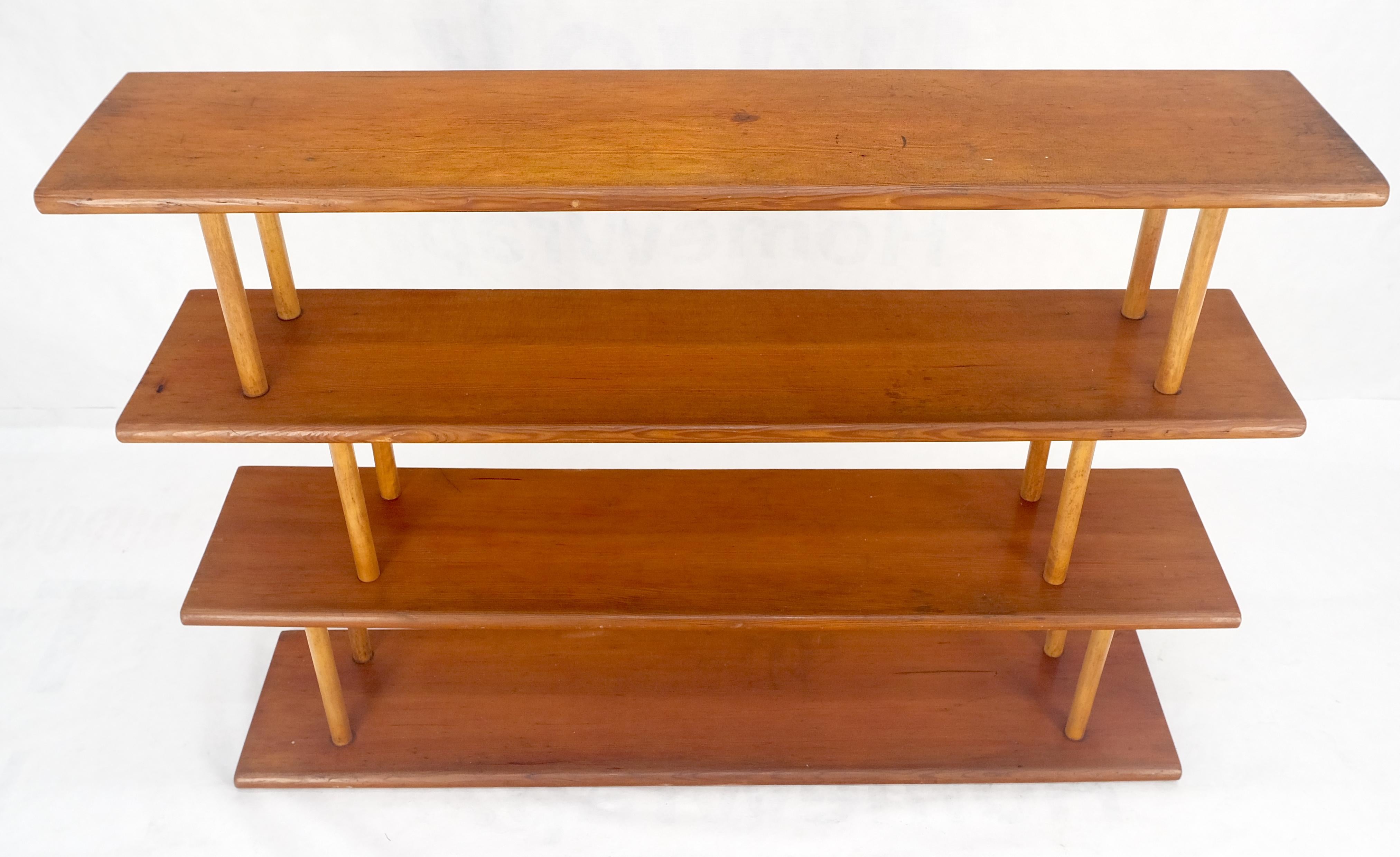 Country Arts & Crafts-Stil ca. 1960er Jahre Rote Zedernholz-Wandregale im Landhausstil auf Dowels Bücherregal (Moderne der Mitte des Jahrhunderts) im Angebot