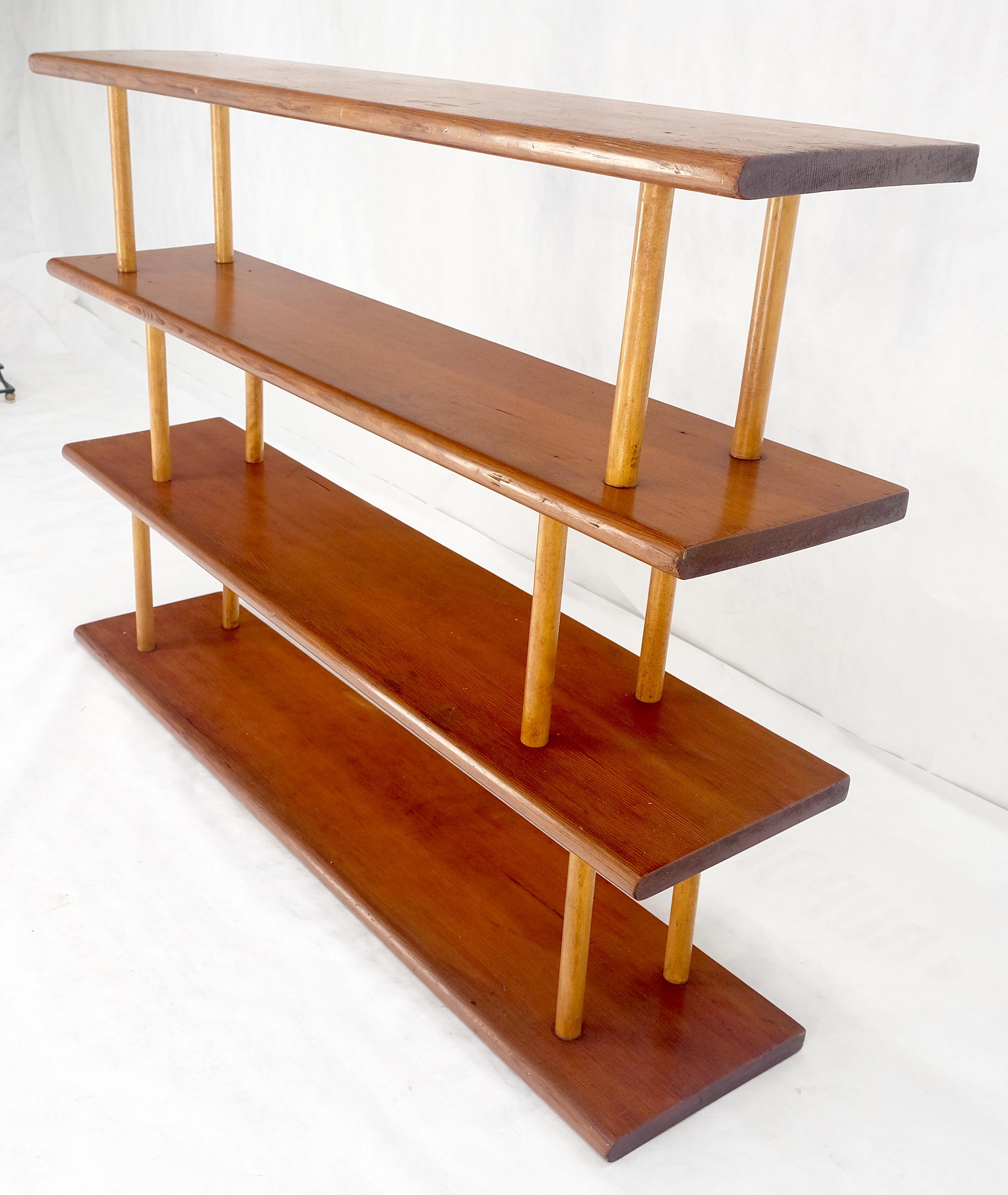 Country Arts & Crafts-Stil ca. 1960er Jahre Rote Zedernholz-Wandregale im Landhausstil auf Dowels Bücherregal (amerikanisch) im Angebot
