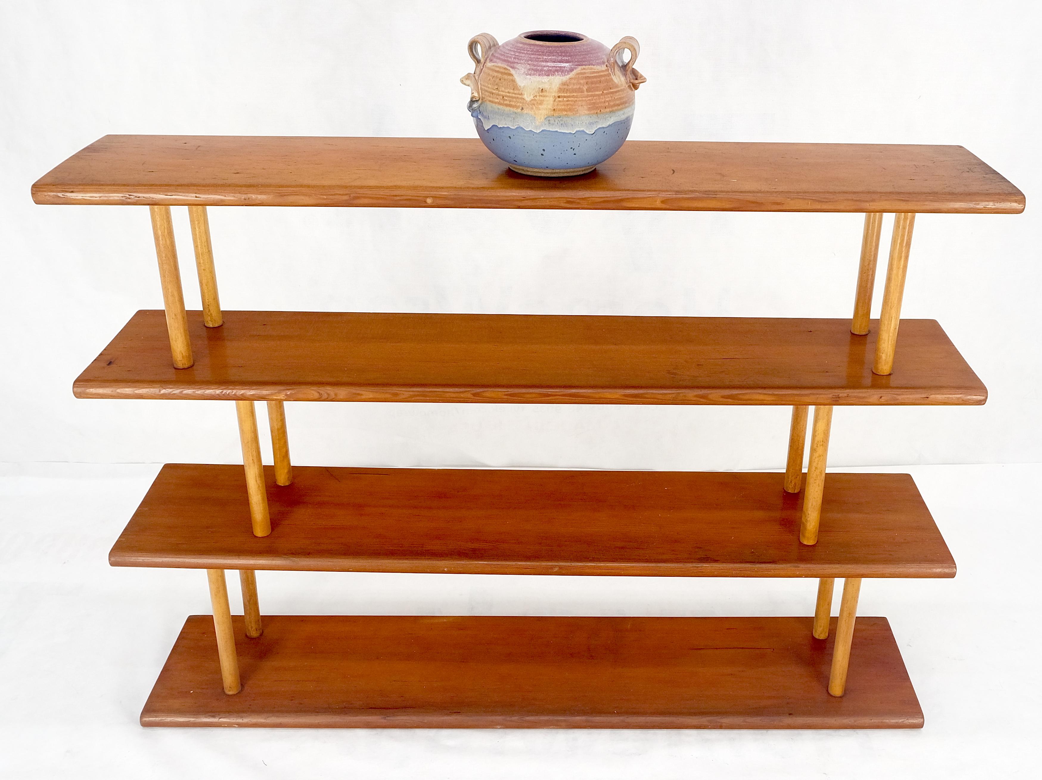 Country Arts & Crafts-Stil ca. 1960er Jahre Rote Zedernholz-Wandregale im Landhausstil auf Dowels Bücherregal (Lackiert) im Angebot