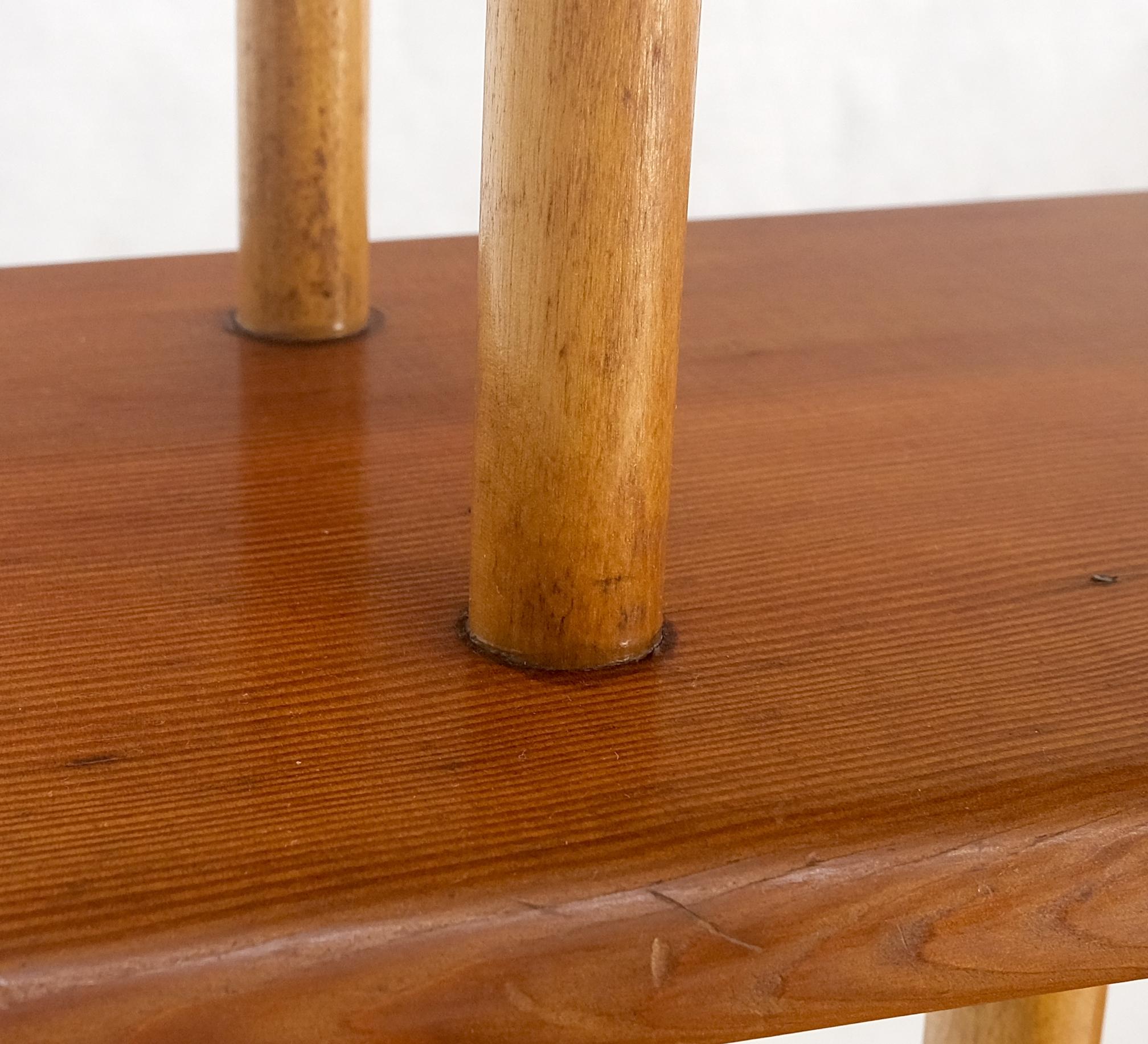 Country Arts & Crafts-Stil ca. 1960er Jahre Rote Zedernholz-Wandregale im Landhausstil auf Dowels Bücherregal im Angebot 1