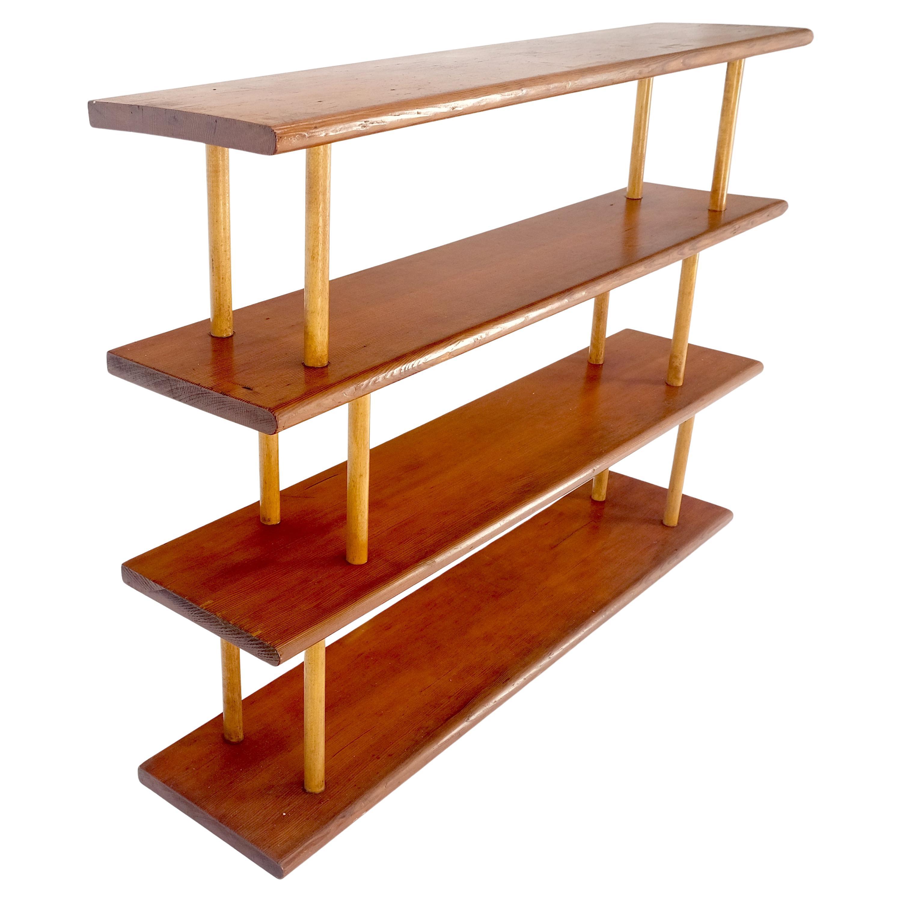 Country Arts & Crafts-Stil ca. 1960er Jahre Rote Zedernholz-Wandregale im Landhausstil auf Dowels Bücherregal im Angebot