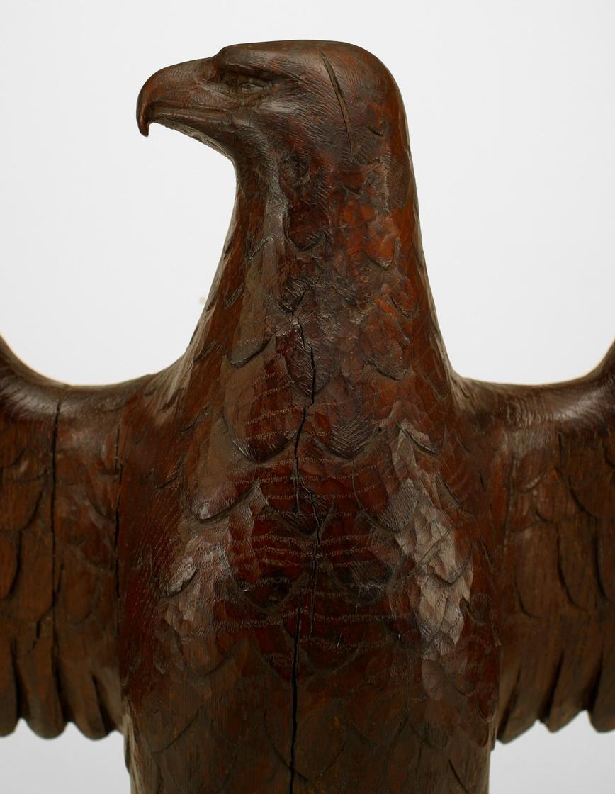 Country Figure d'aigle en chêne sculpté du pays en vente