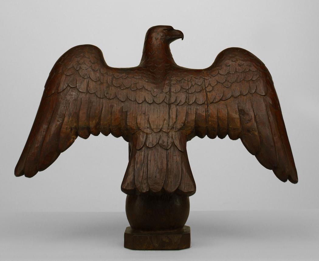 Français Figure d'aigle en chêne sculpté du pays en vente