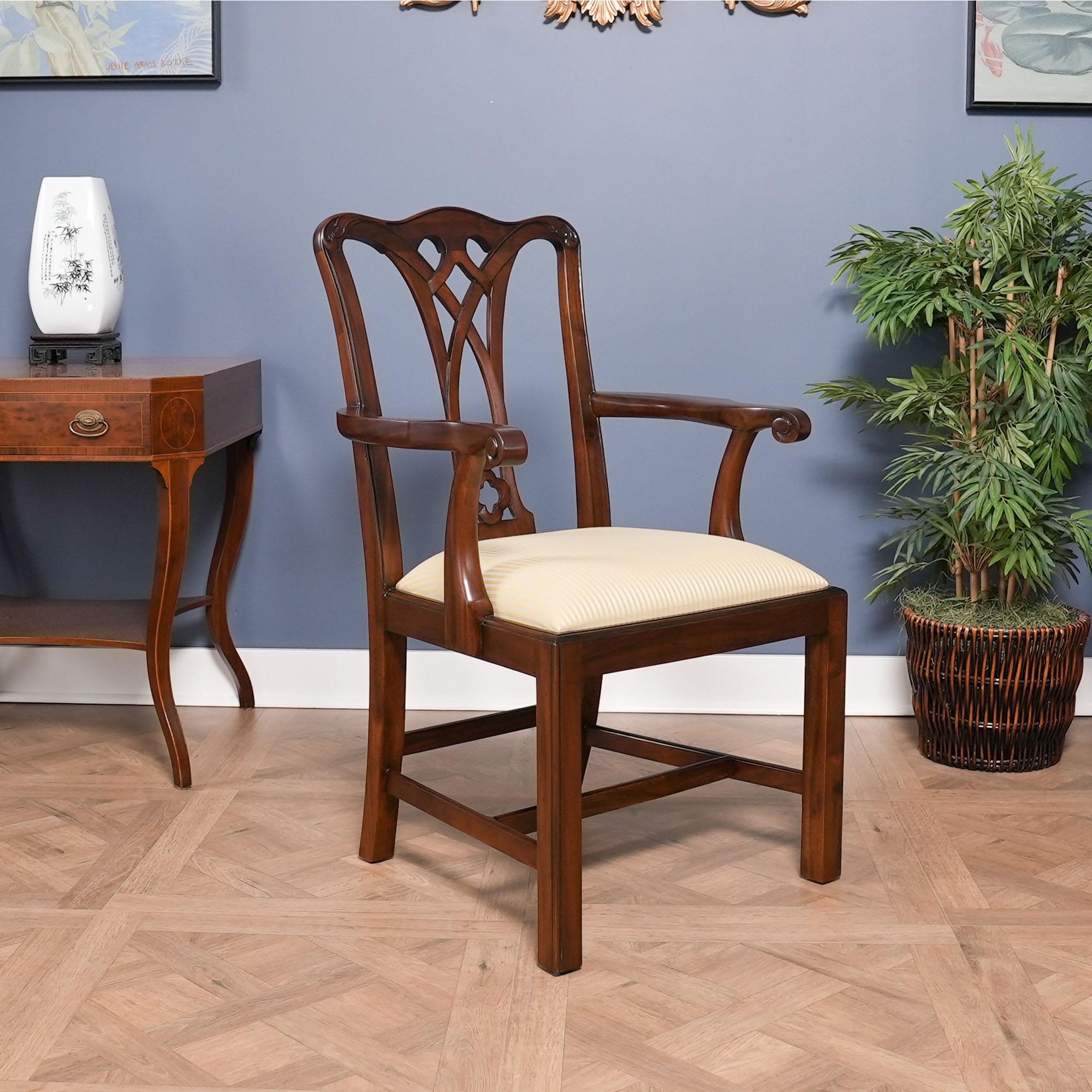 D'une simplicité trompeuse, cet ensemble de 10 chaises Country Chippendale comprend 2 fauteuils à accoudoir et 8 chaises d'appoint. Suffisamment simples pour être presque minimalistes, suffisamment détaillés pour être décoratifs, ils s'intègrent à