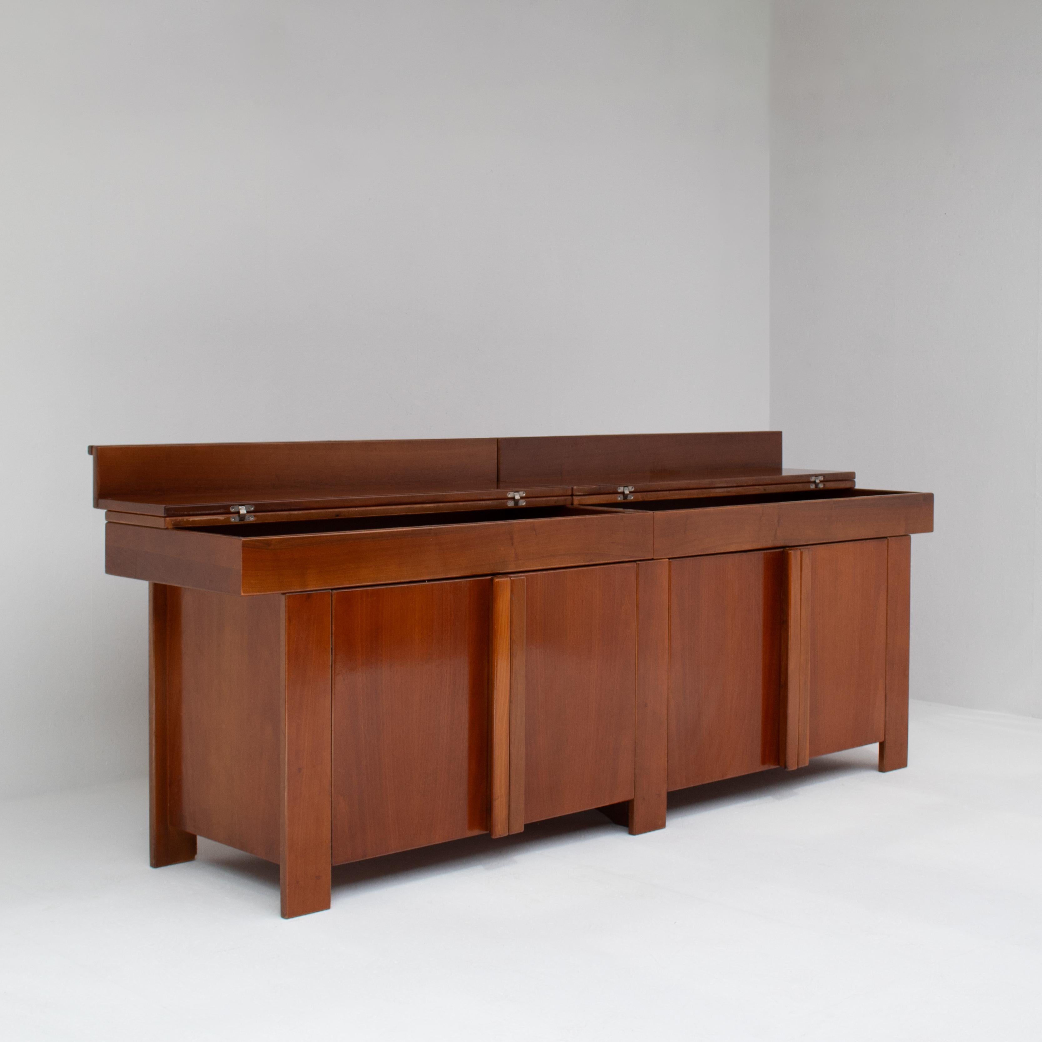 Scopri l'eleganza senza tempo di questa credenza country disegnata da Vittorio Introini e prodotta da Saporiti. Questa rara credenza moderna di metà secolo unisce il fascino rustico al raffinato design italiano.
Realizzato in caldo legno di teak,