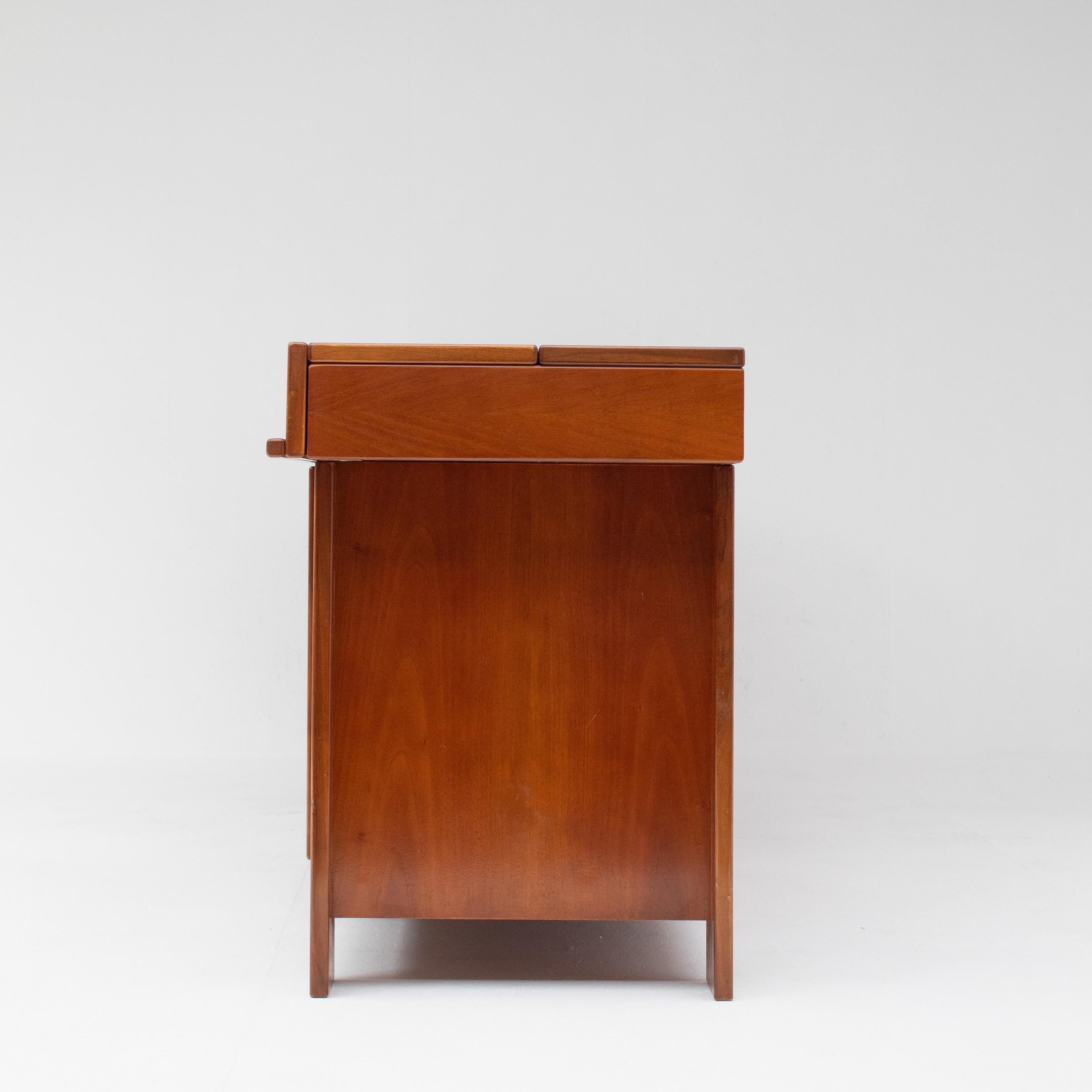 Metà XX secolo Credenza 'country' di Vittorio Introini in vendita