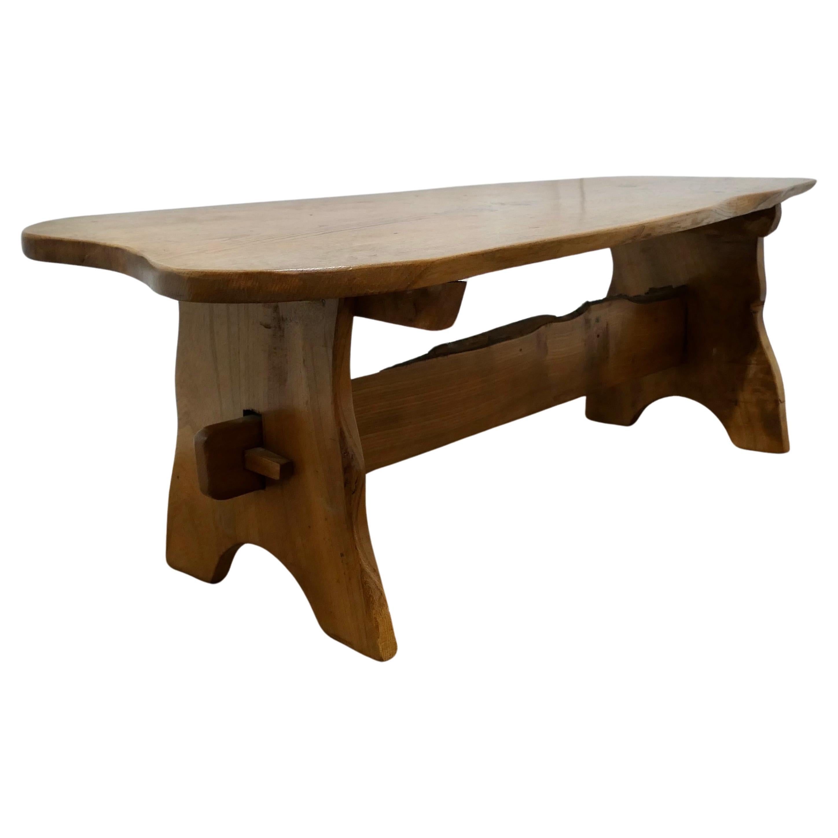 Table basse réfectoire en orme de pays  Il s'agit d'une bonne table robuste fabriquée à la campagne.