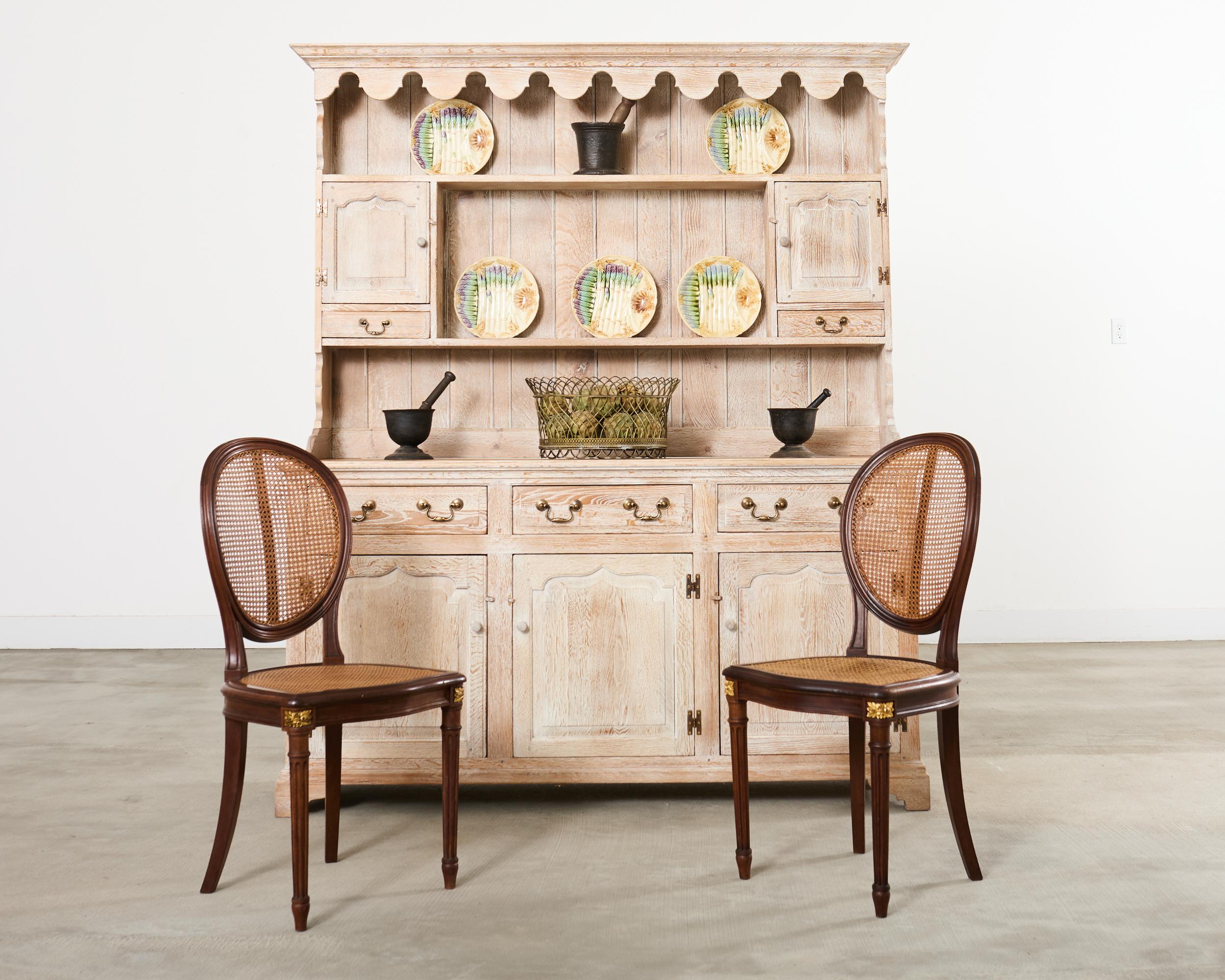 Precioso armario, aparador o cómoda galeses de estilo provincial inglés hechos a mano en roble. La caja de estilo georgiano está fabricada en dos partes con un acabado de roble blanqueado o cerámico. Se supone que el mueble ha sido restaurado por