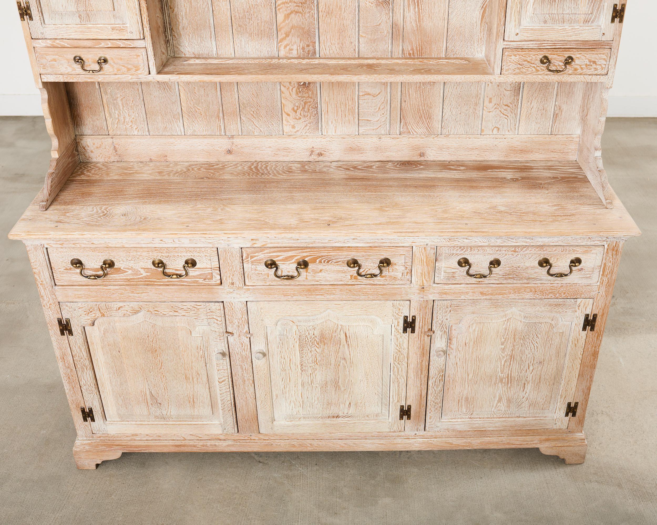 País Inglés Cerused Limed Roble Welsh Armario Cómoda siglo XX en venta