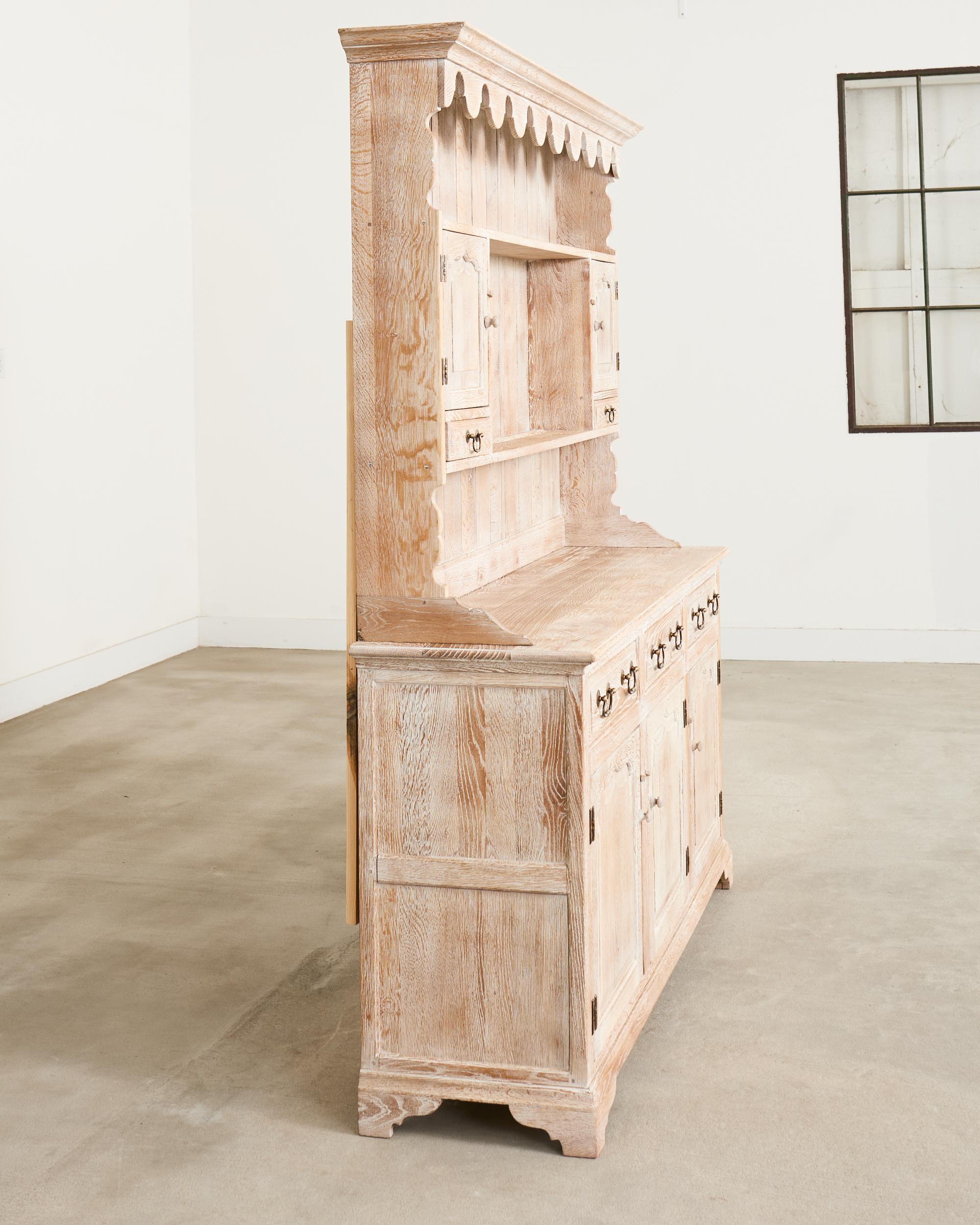 País Inglés Cerused Limed Roble Welsh Armario Cómoda Latón en venta