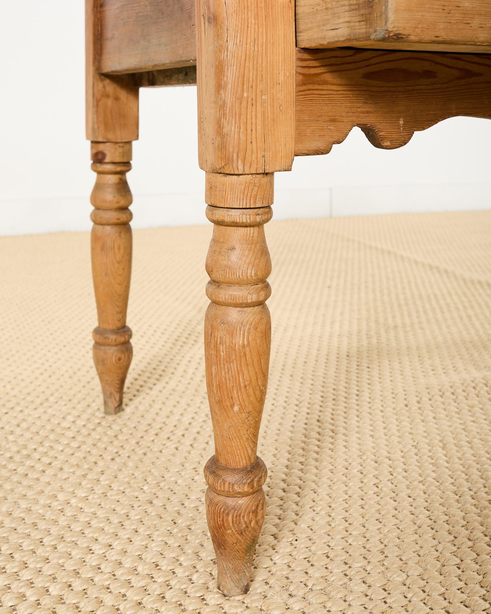 Consola Country English Farmhouse de pino con tres cajones en venta 3
