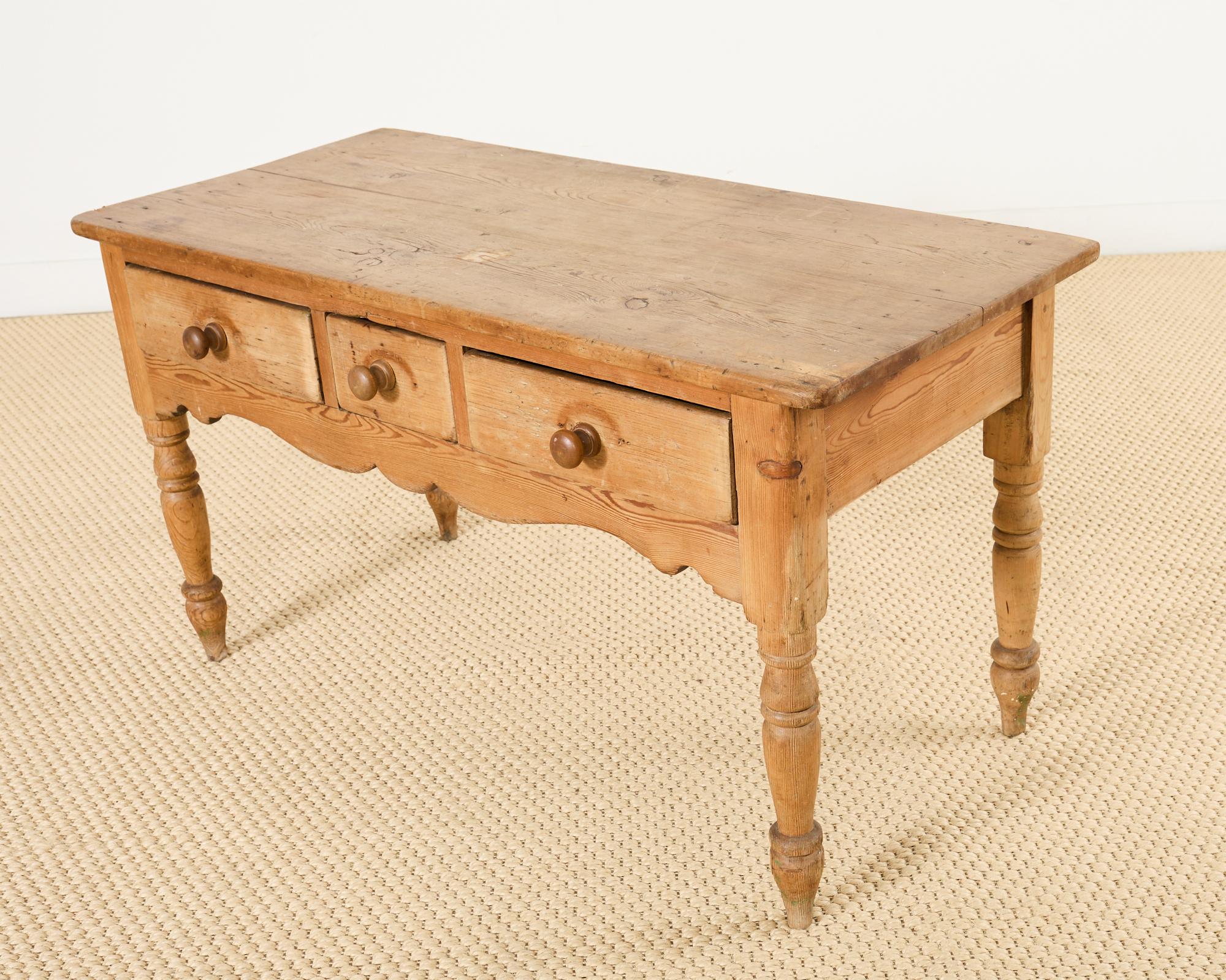 Consola Country English Farmhouse de pino con tres cajones en venta 6
