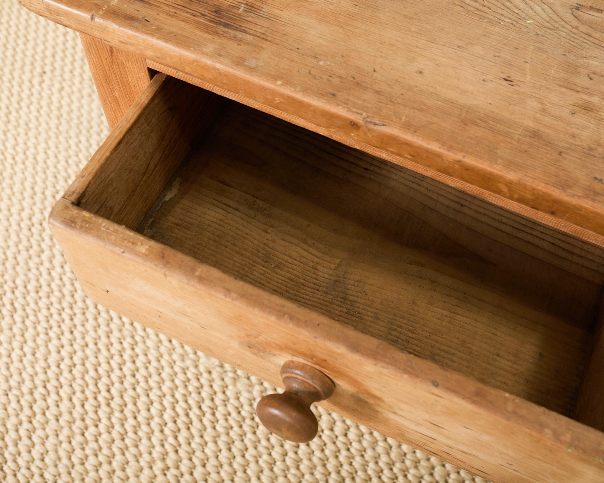 Consola Country English Farmhouse de pino con tres cajones en venta 7