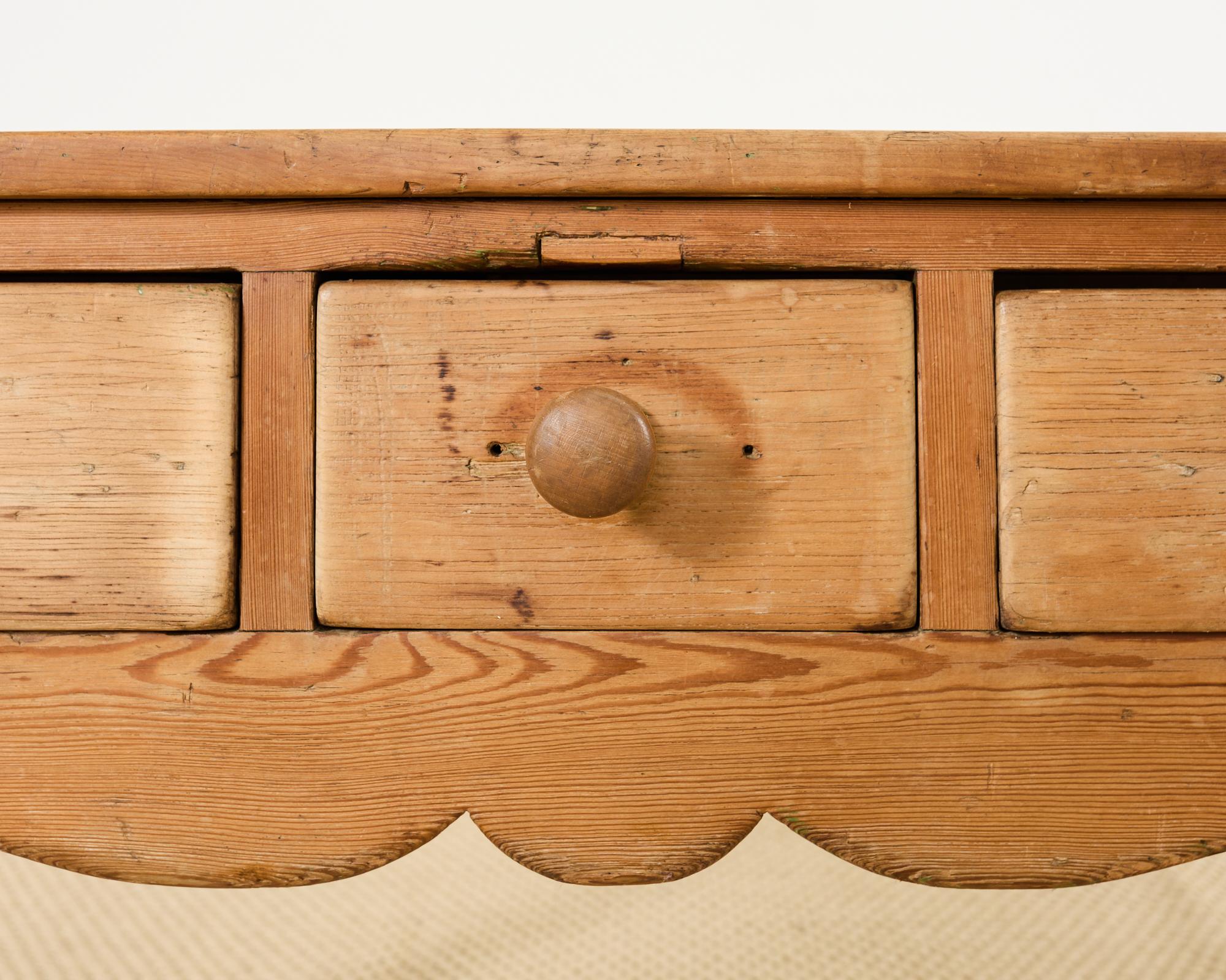 Consola Country English Farmhouse de pino con tres cajones en venta 9