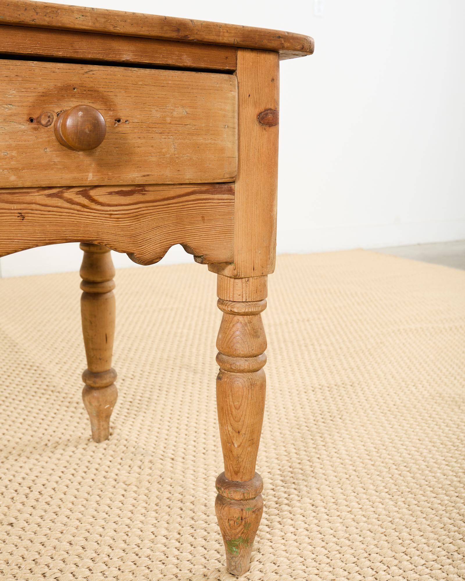 Consola Country English Farmhouse de pino con tres cajones en venta 10