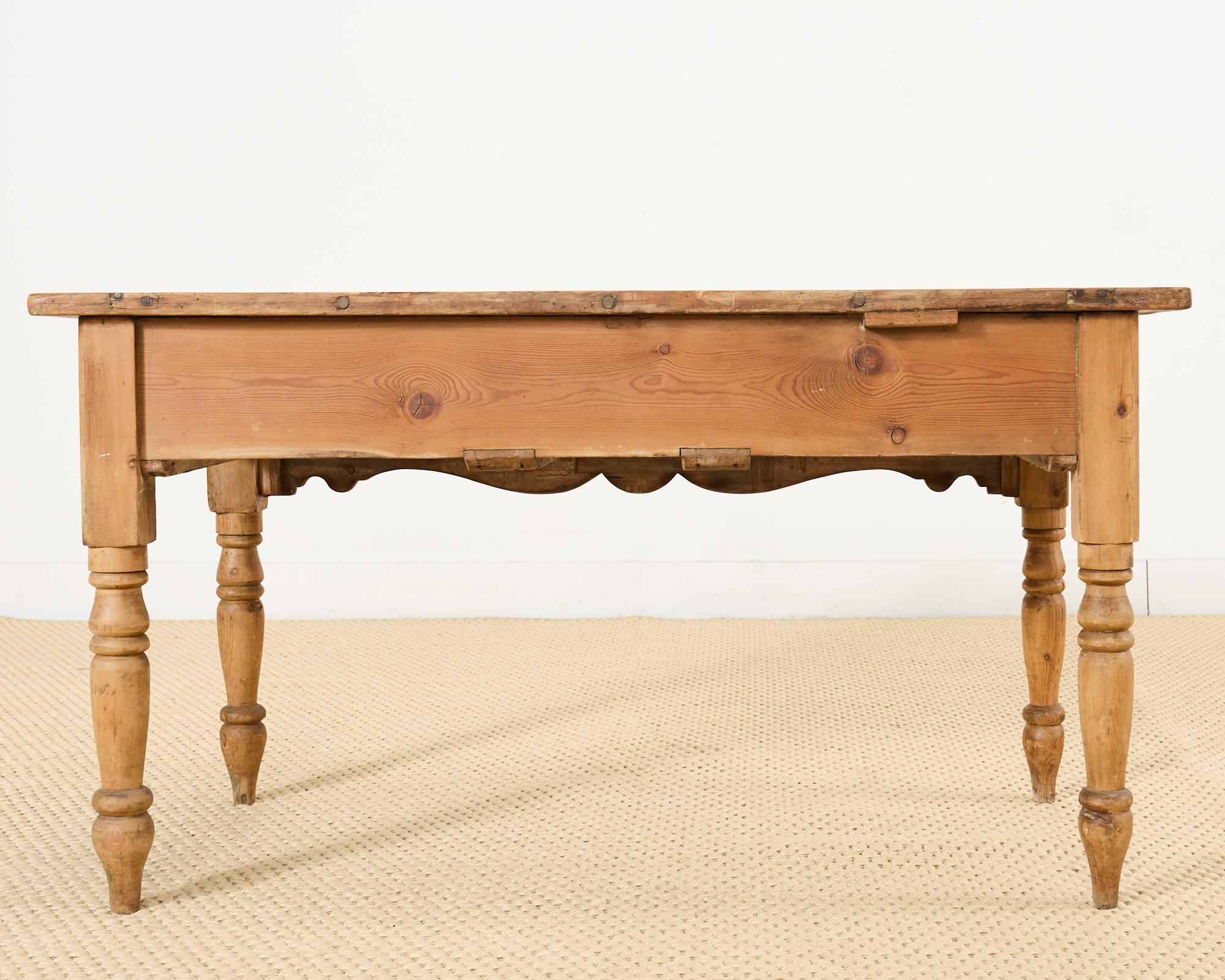 Consola Country English Farmhouse de pino con tres cajones en venta 12