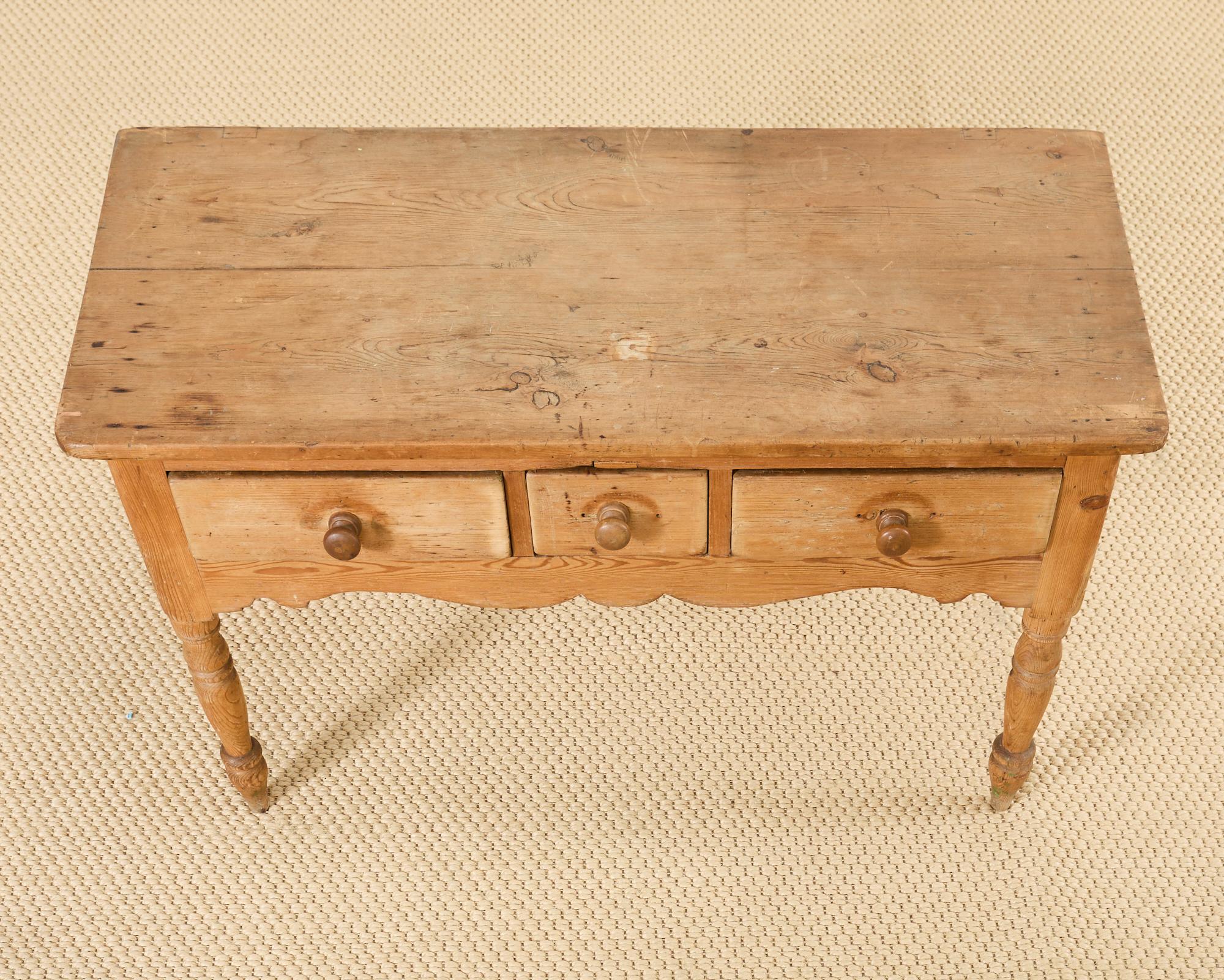 Consola Country English Farmhouse de pino con tres cajones Inglés en venta