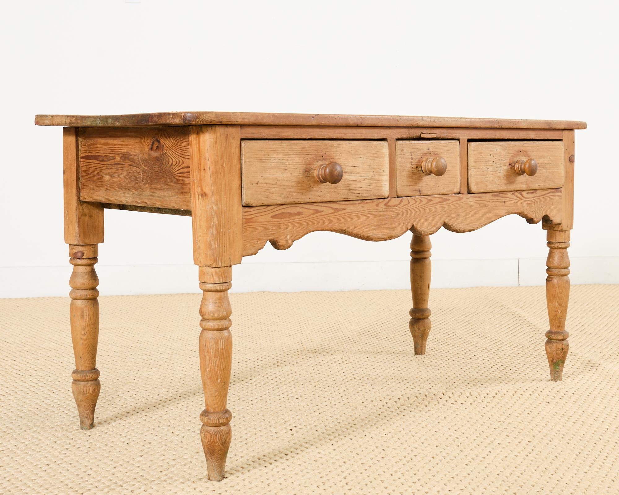 Consola Country English Farmhouse de pino con tres cajones Hecho a mano en venta