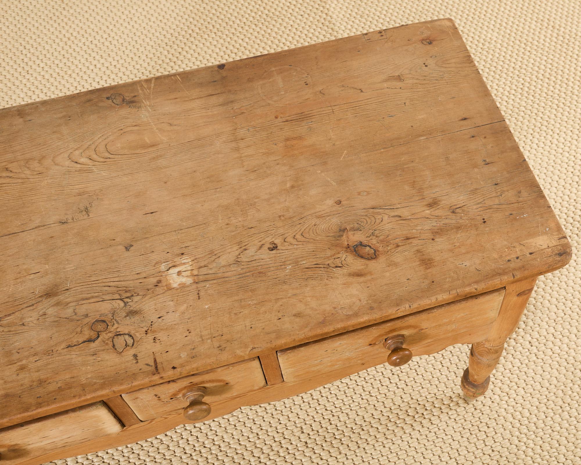 Consola Country English Farmhouse de pino con tres cajones siglo XIX en venta
