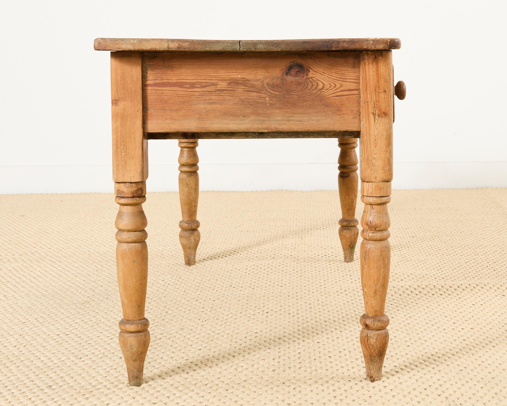 Consola Country English Farmhouse de pino con tres cajones Pino en venta
