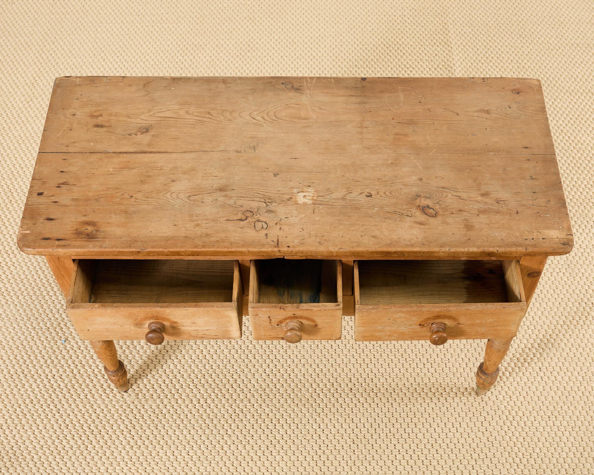 Consola Country English Farmhouse de pino con tres cajones en venta 1