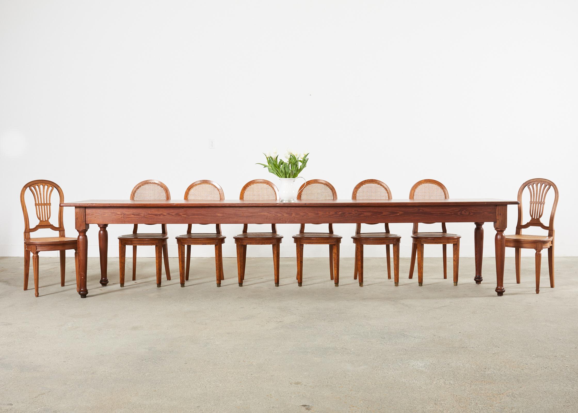 Monumentale table de récolte ou table de salle à manger en bois de fruitier. Le plateau de la table est composé de deux planches d'un pouce d'épaisseur et est très solide, avec peu ou pas d'affaissement au milieu. Le plateau est soutenu par des