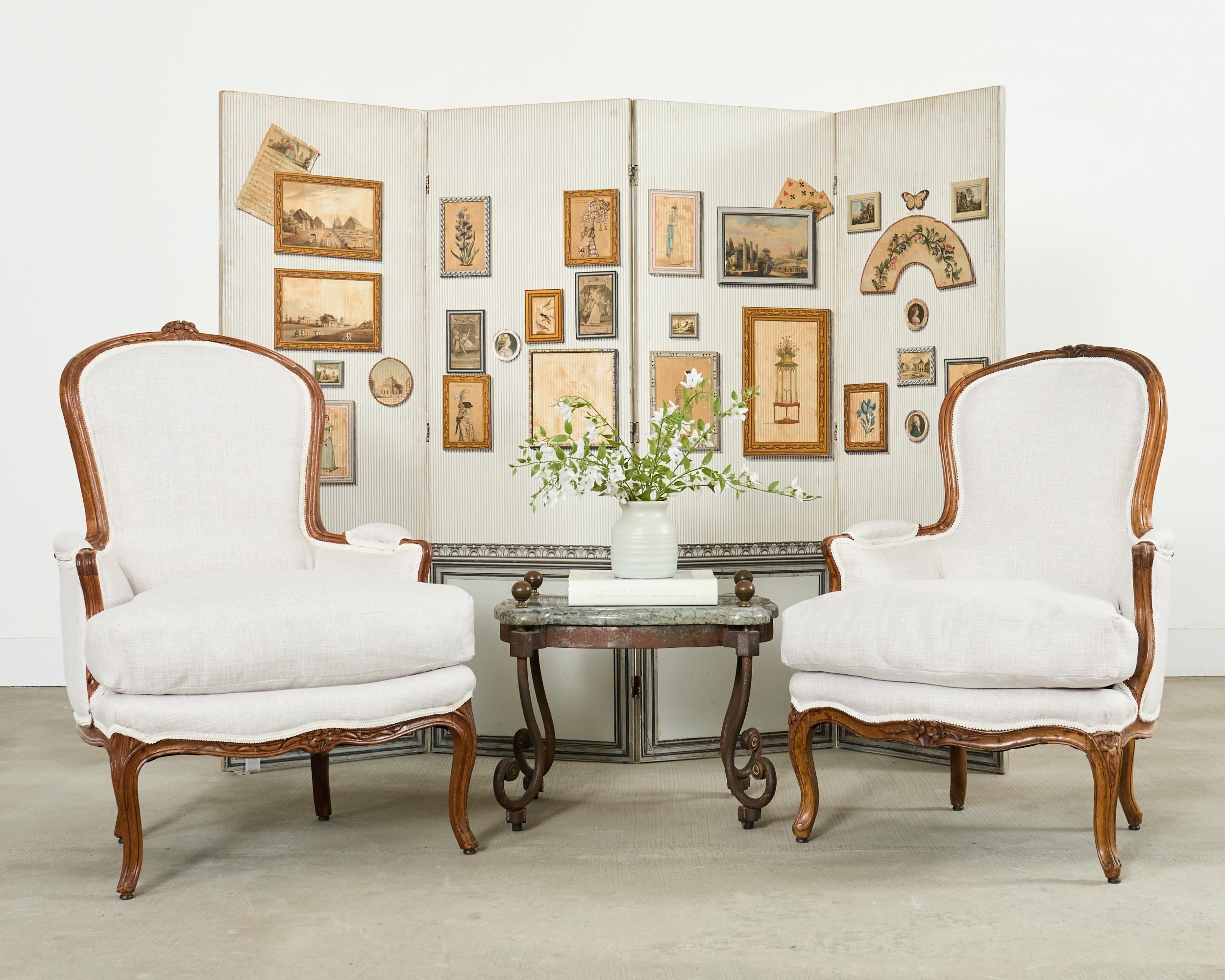 Magnifique table à boissons, table d'appoint, support pour plantes ou dessous de plat de la fin du 19e siècle de style victorien anglais, avec un plateau en marbre vert. La table a un cadre en fer patiné avec un plateau en forme soutenu par des