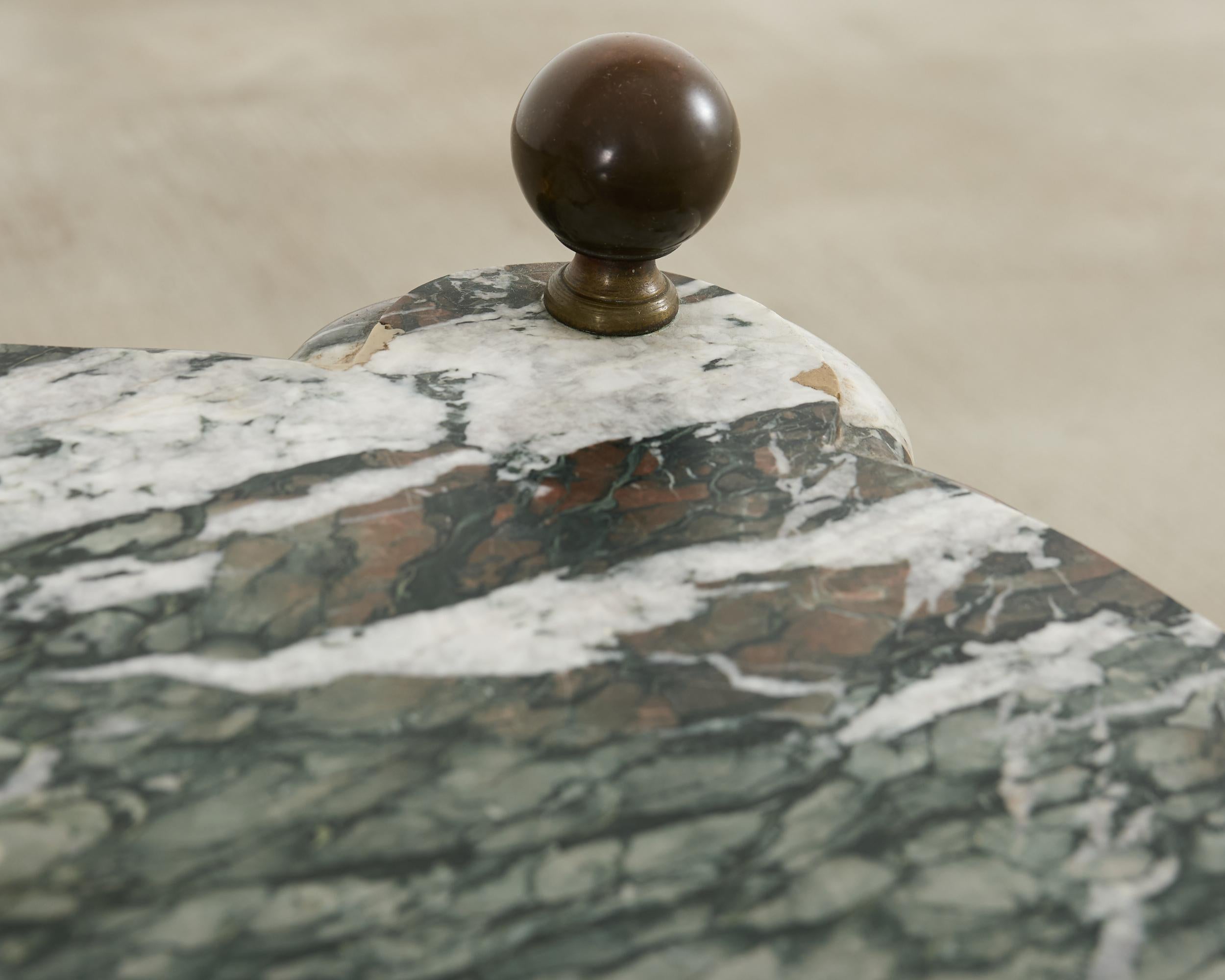 Anglais Table à boire trépied en fer, marbre, bronze, campagne anglaise en vente